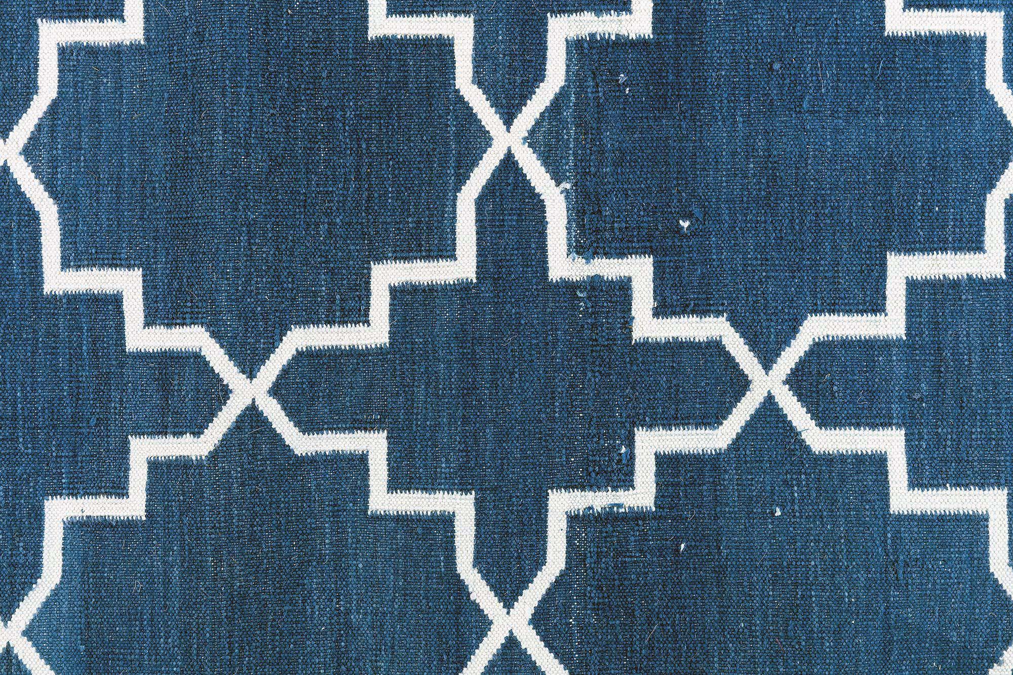 Zeitgenössischer indischer Dhurrie-Teppich in Blau und Weiß, handgefertigt von Doris Leslie Blau
Größe: 13'0