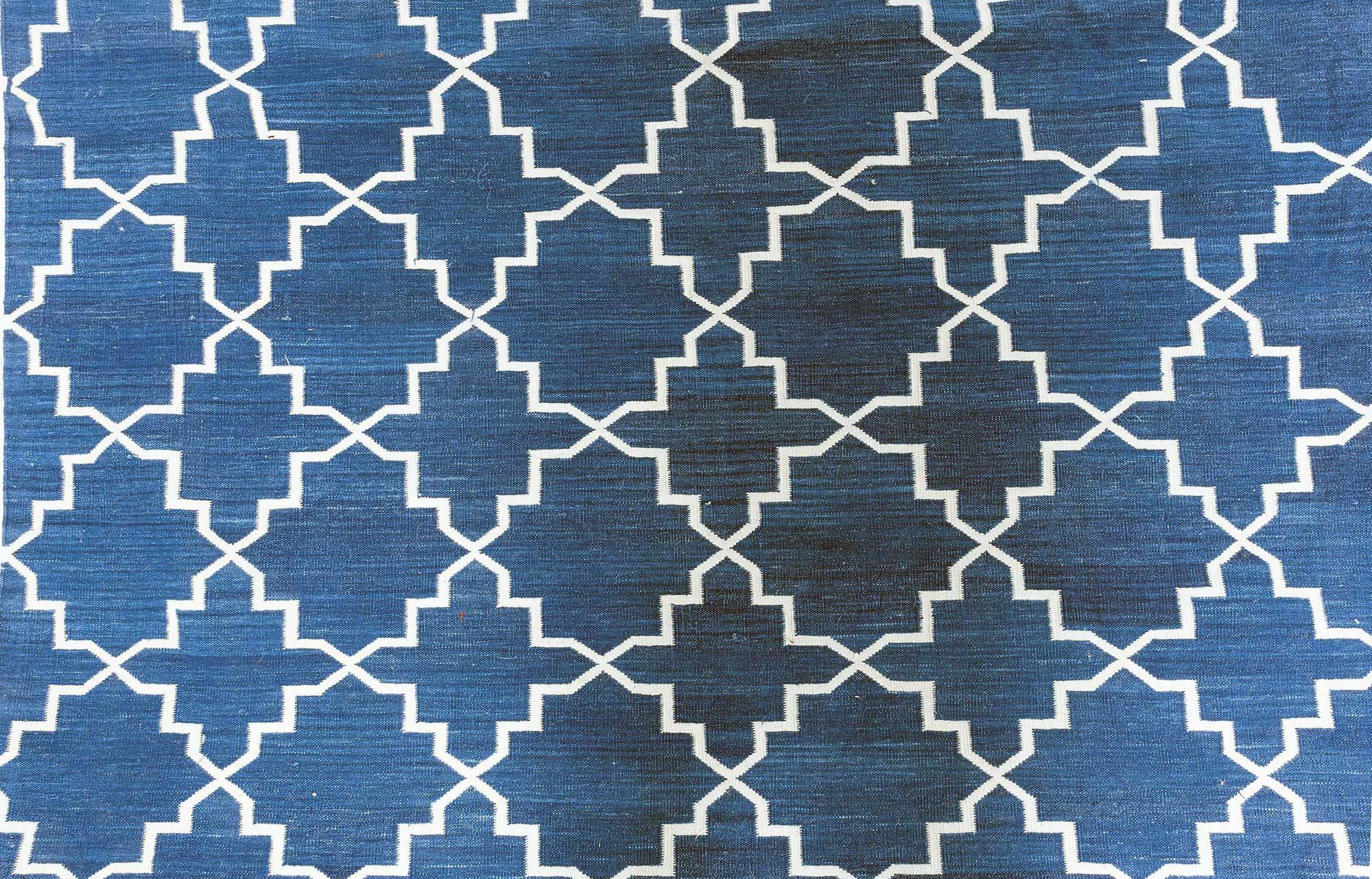 Zeitgenössischer indischer Dhurrie-Teppich in Blau und Weiß, handgefertigt von Doris Leslie Blau
Größe: 13'0