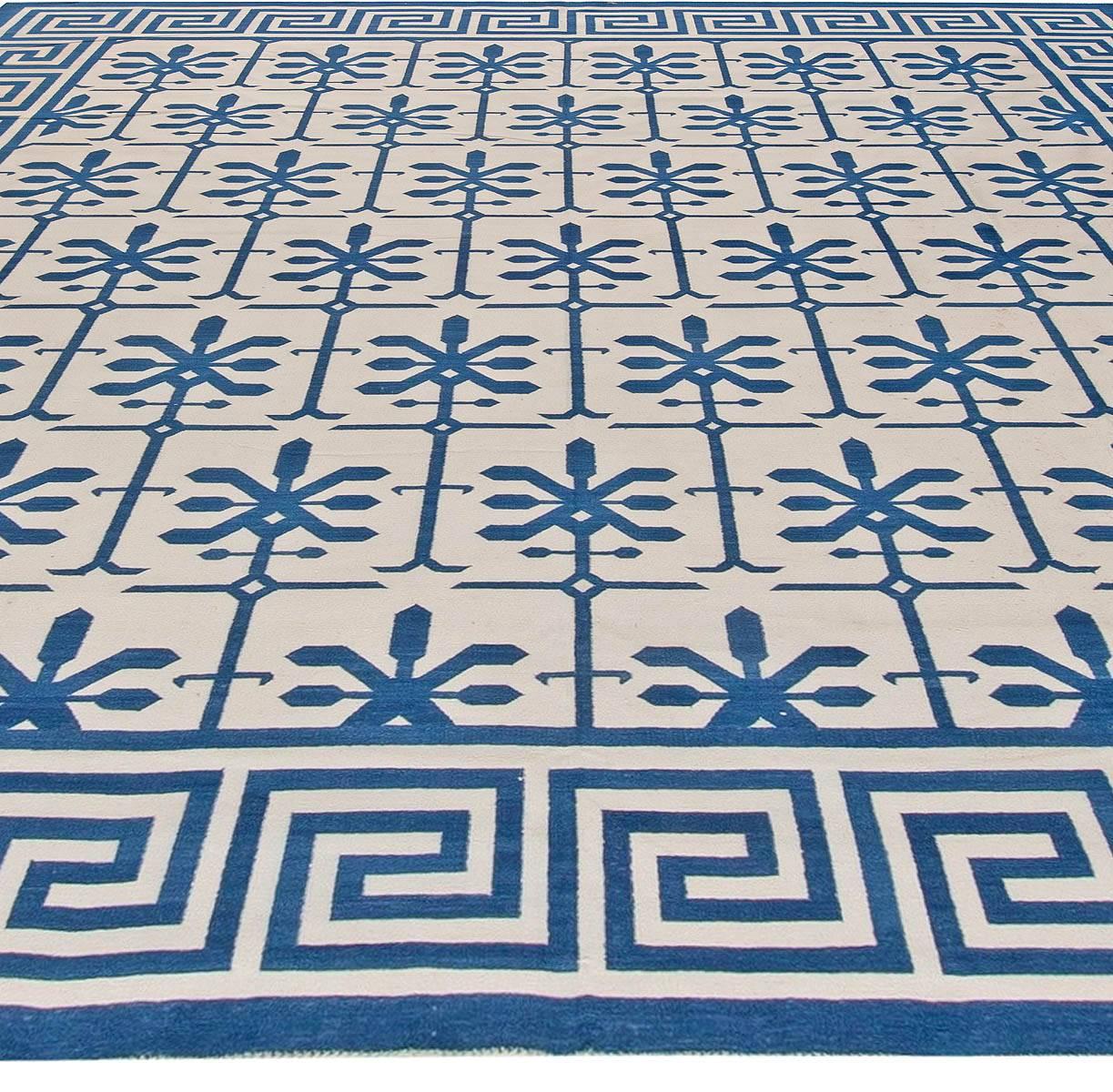 Zeitgenössischer indischer Dhurrie-Teppich in Blau und Weiß von Doris Leslie Blau (Moderne) im Angebot
