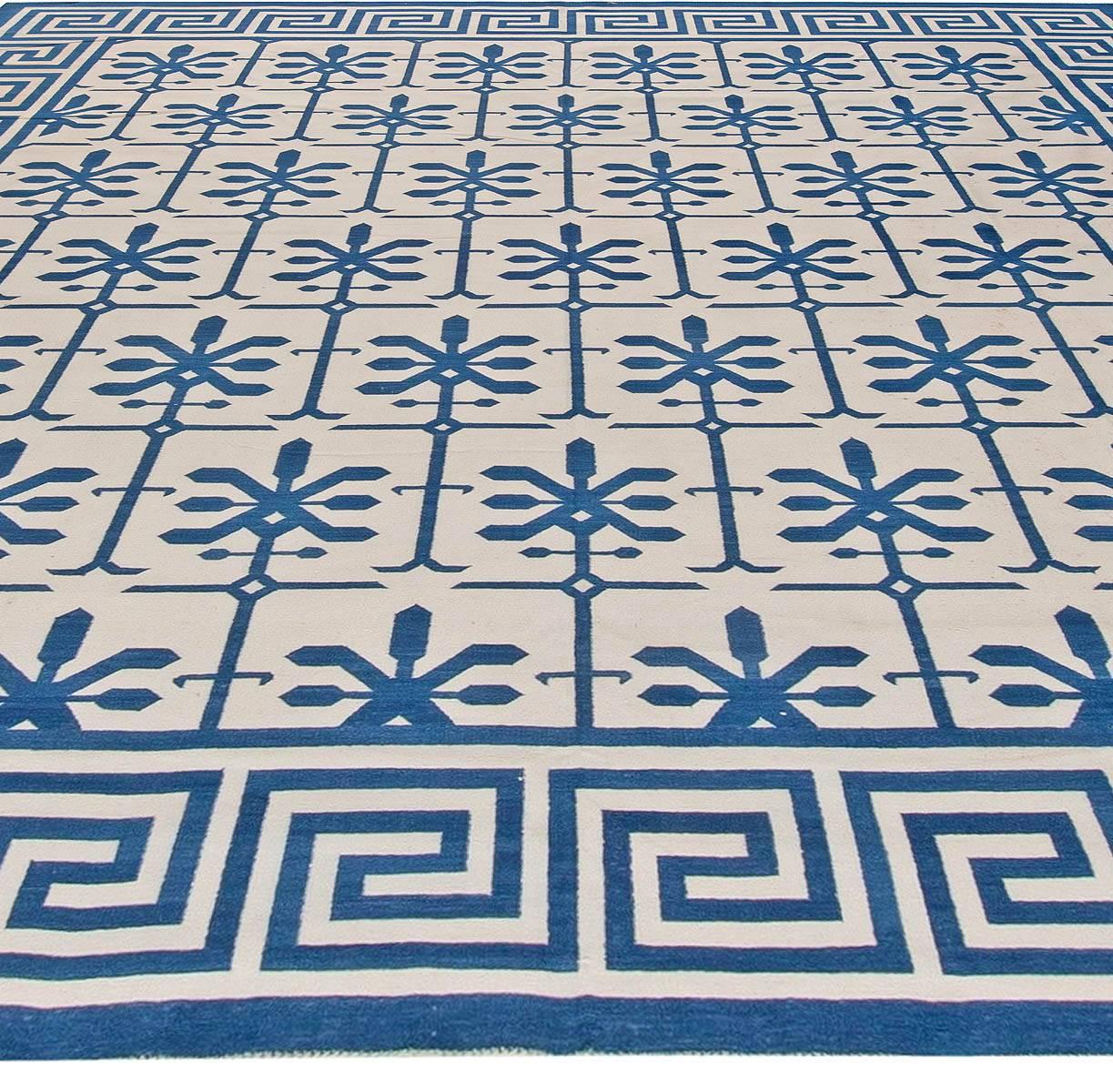 Alfombra india contemporánea Dhurrie azul y blanca hecha a mano por Doris Leslie Blau Moderno en venta
