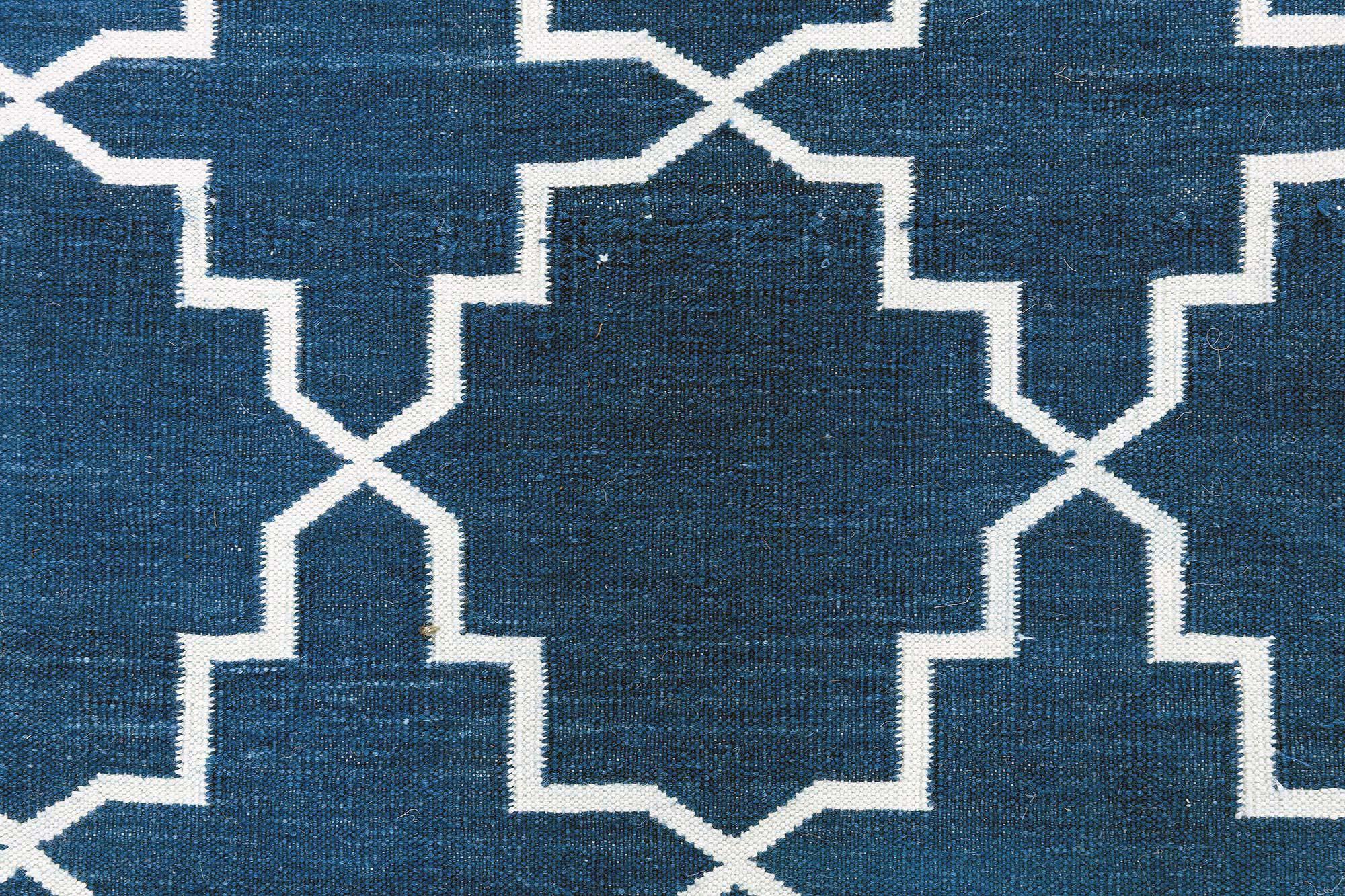Zeitgenössischer indischer Dhurrie-Teppich in Blau und Weiß von Doris Leslie Blau (Moderne) im Angebot