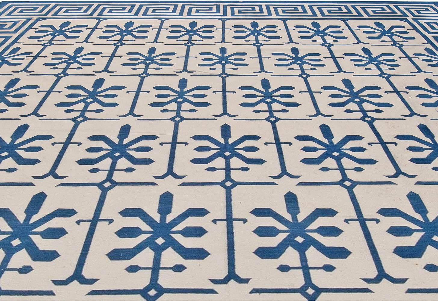 Zeitgenössischer indischer Dhurrie-Teppich in Blau und Weiß von Doris Leslie Blau (Indisch) im Angebot