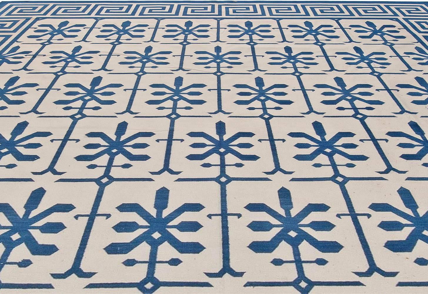 Alfombra india contemporánea Dhurrie azul y blanca hecha a mano por Doris Leslie Blau Indio en venta