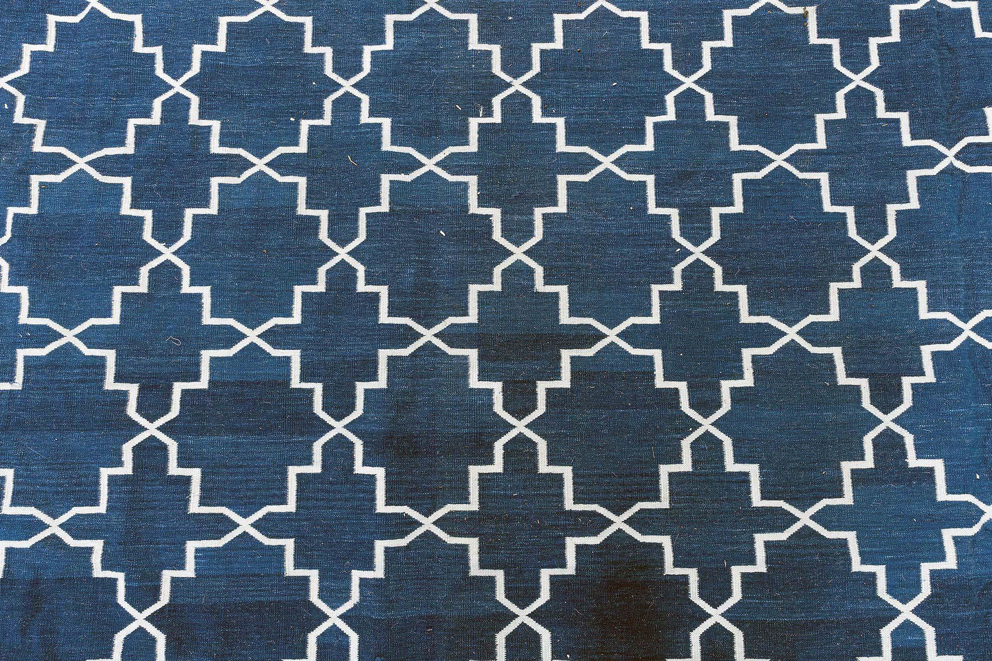 Zeitgenössischer indischer Dhurrie-Teppich in Blau und Weiß von Doris Leslie Blau (Indisch) im Angebot