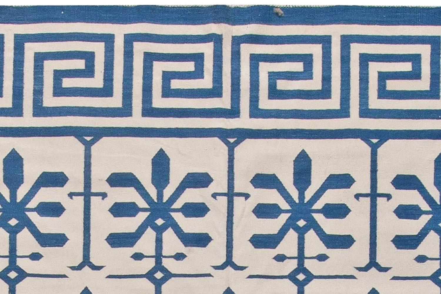 Tessuto a mano Tappeto contemporaneo indiano Dhurrie Blue and White fatto a mano da Doris White Blau in vendita