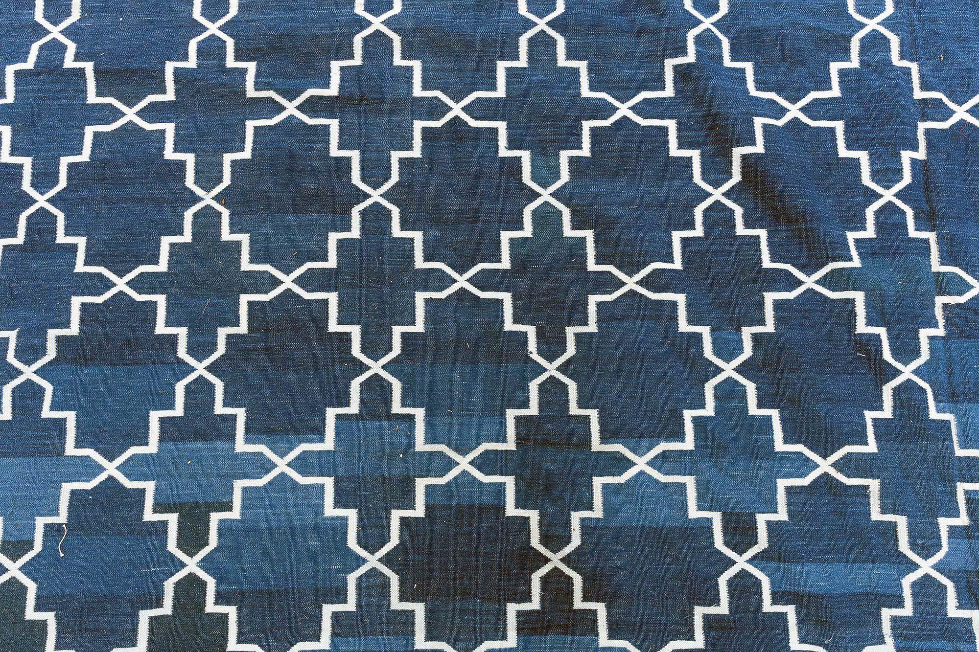 Zeitgenössischer indischer Dhurrie-Teppich in Blau und Weiß von Doris Leslie Blau (Handgewebt) im Angebot