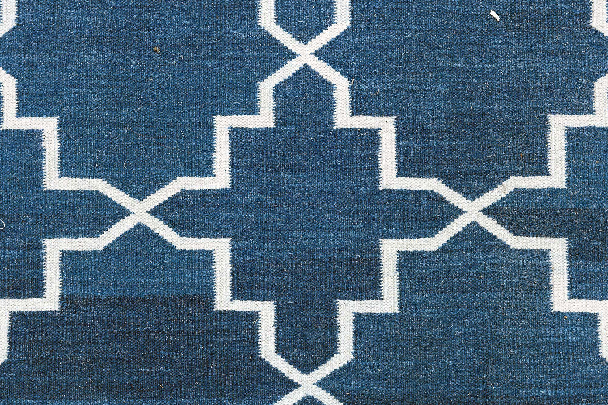 Zeitgenössischer indischer Dhurrie-Teppich in Blau und Weiß von Doris Leslie Blau (Handgewebt) im Angebot