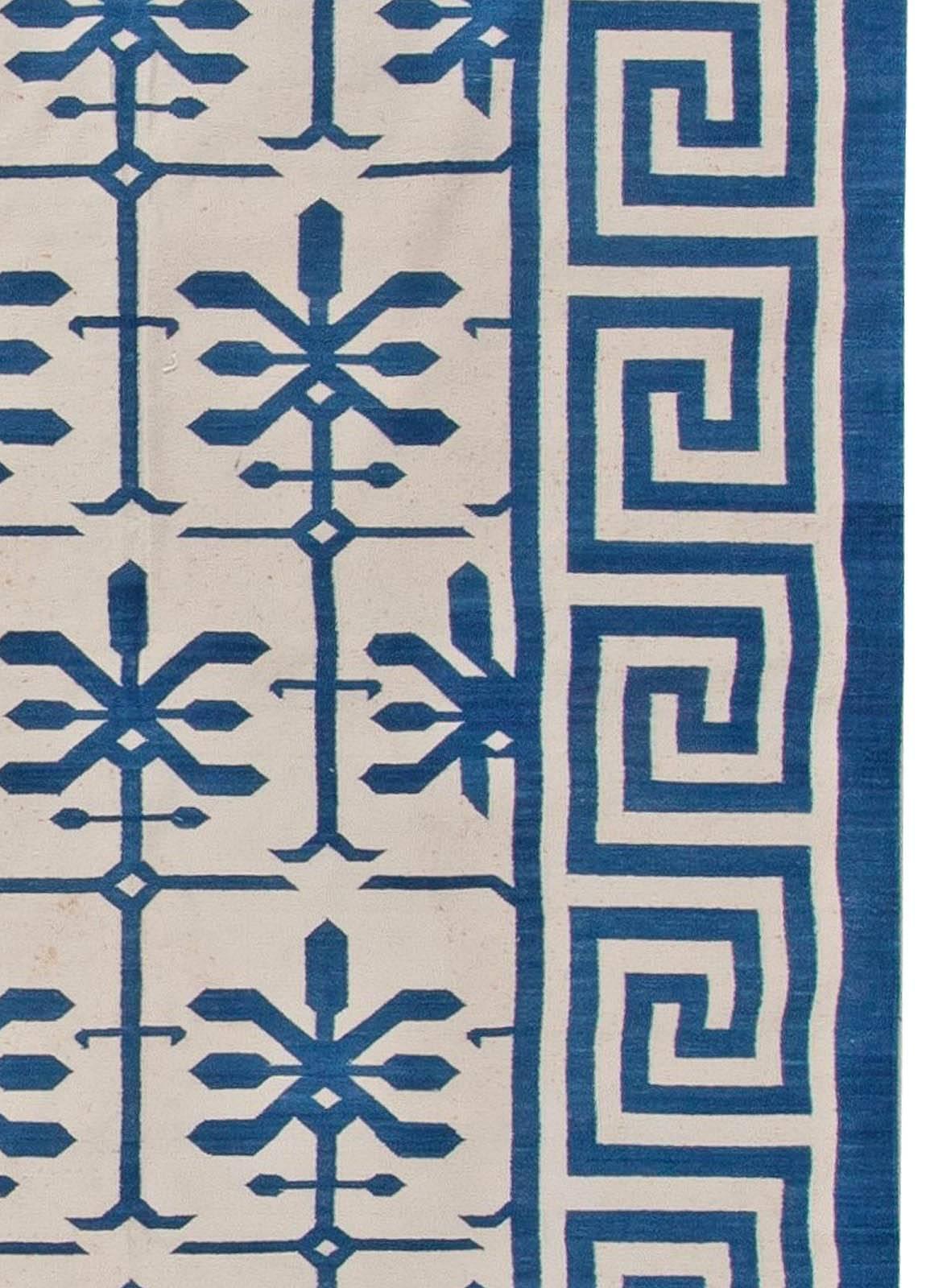 Alfombra india contemporánea Dhurrie azul y blanca hecha a mano por Doris Leslie Blau en Nuevo estado para la venta en New York, NY