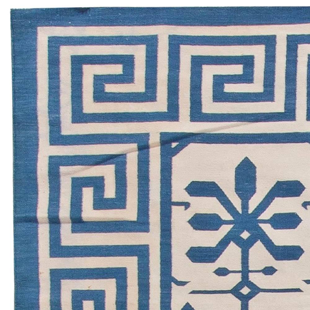 Alfombra india contemporánea Dhurrie azul y blanca hecha a mano por Doris Leslie Blau Siglo XXI y contemporáneo en venta