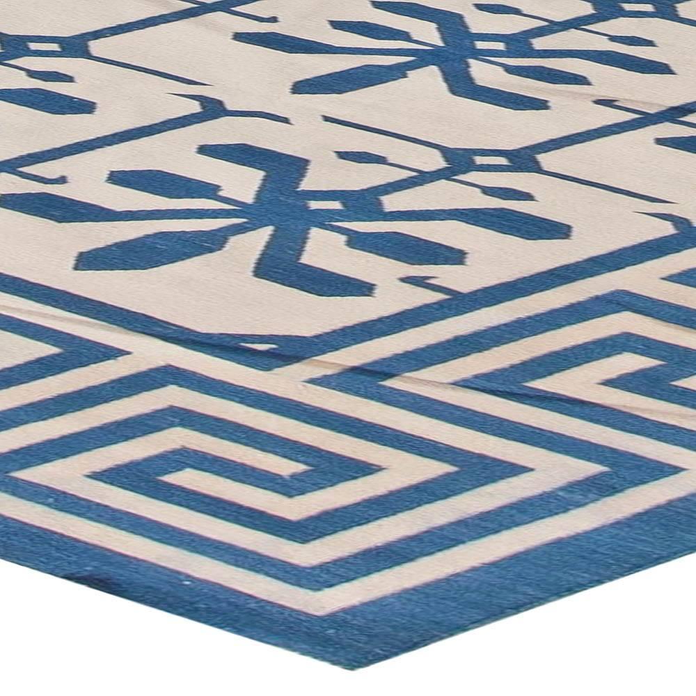 Alfombra india contemporánea Dhurrie azul y blanca hecha a mano por Doris Leslie Blau Algodón en venta