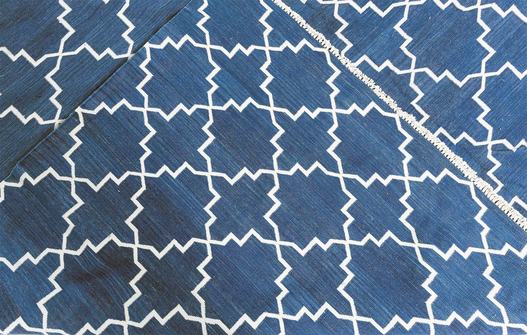 Zeitgenössischer indischer Dhurrie-Teppich in Blau und Weiß von Doris Leslie Blau (Baumwolle) im Angebot