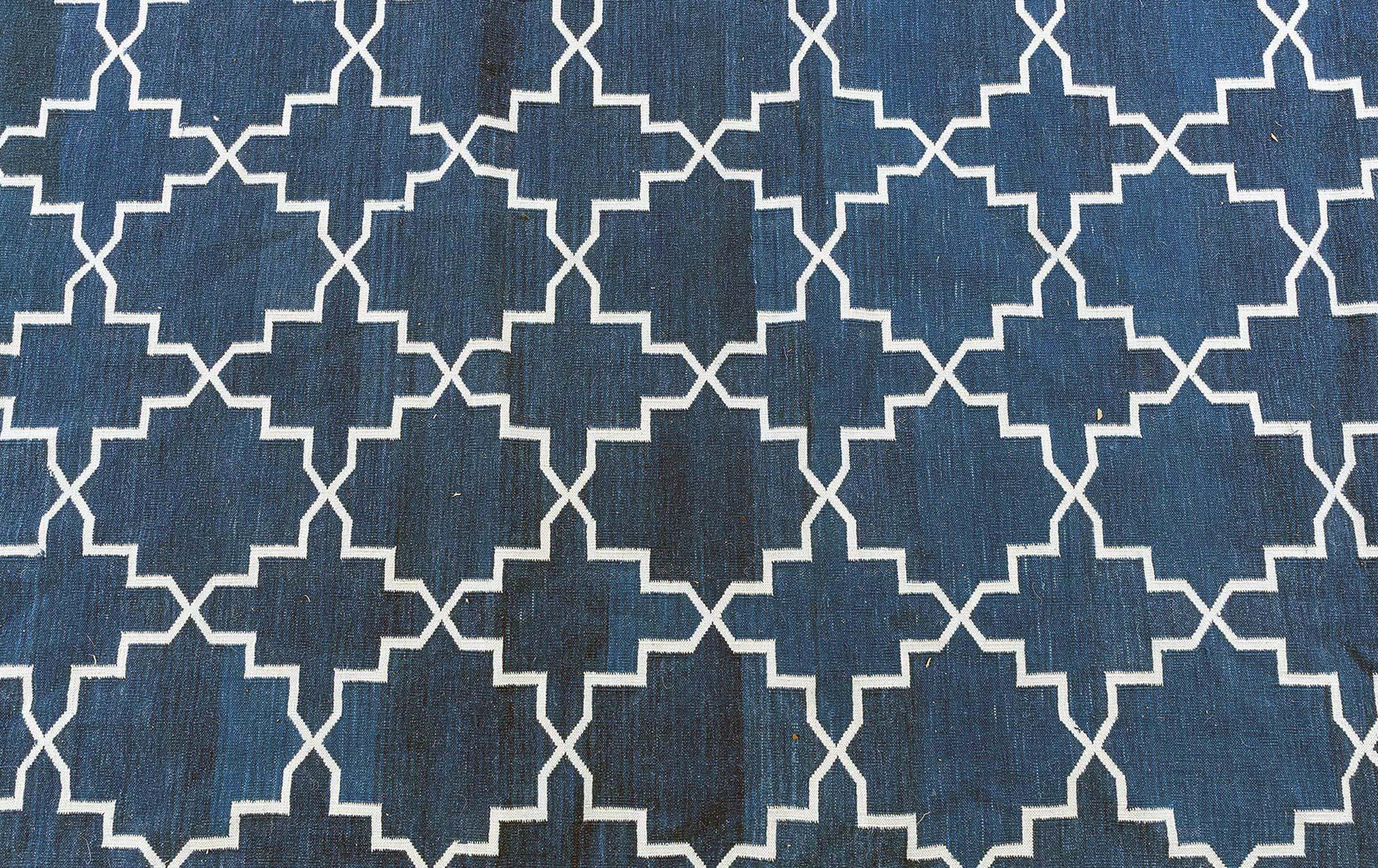 Zeitgenössischer indischer Dhurrie-Teppich in Blau und Weiß von Doris Leslie Blau (Baumwolle) im Angebot