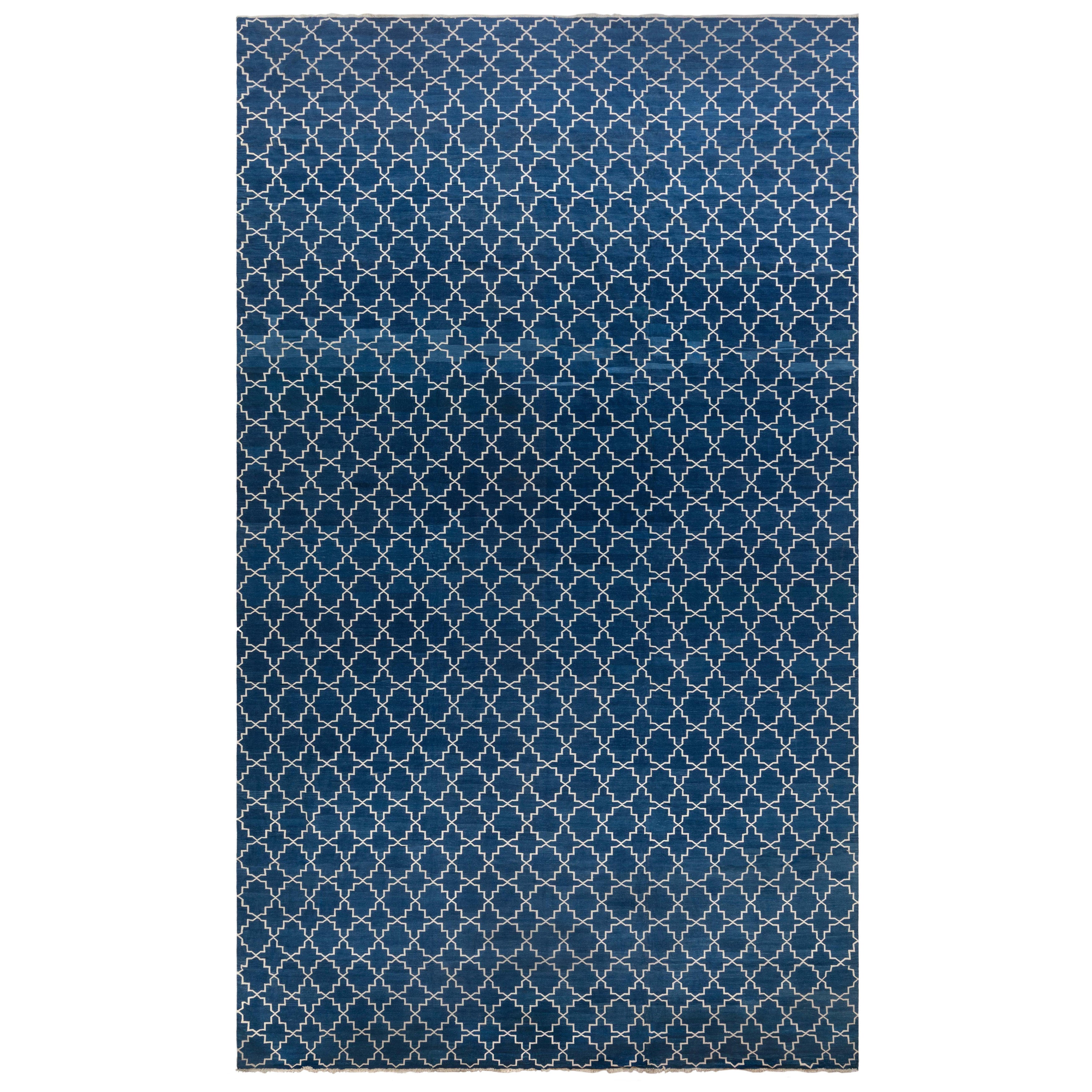 Zeitgenössischer indischer Dhurrie-Teppich in Blau und Weiß von Doris Leslie Blau im Angebot
