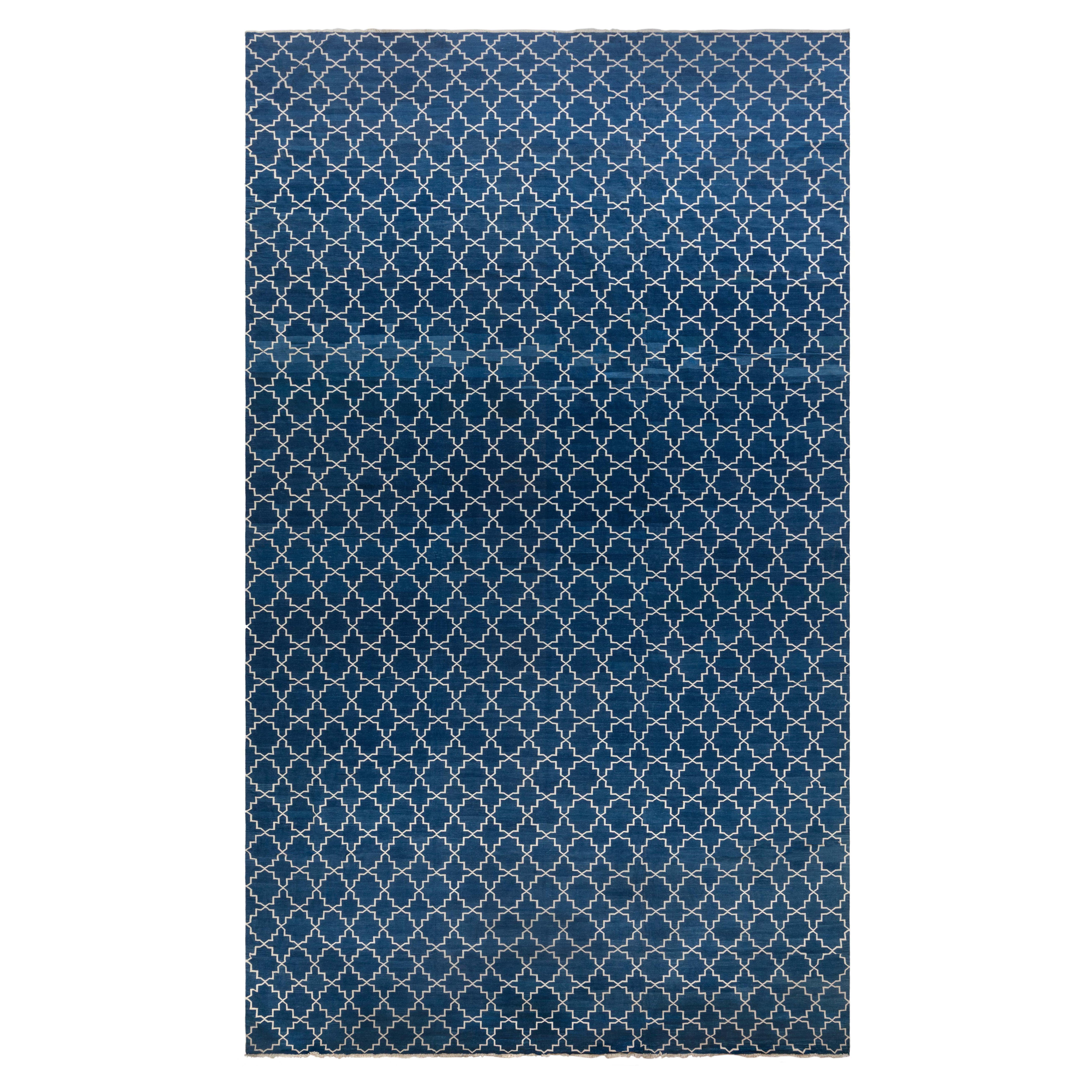 Zeitgenössischer indischer Dhurrie-Teppich in Blau und Weiß von Doris Leslie Blau