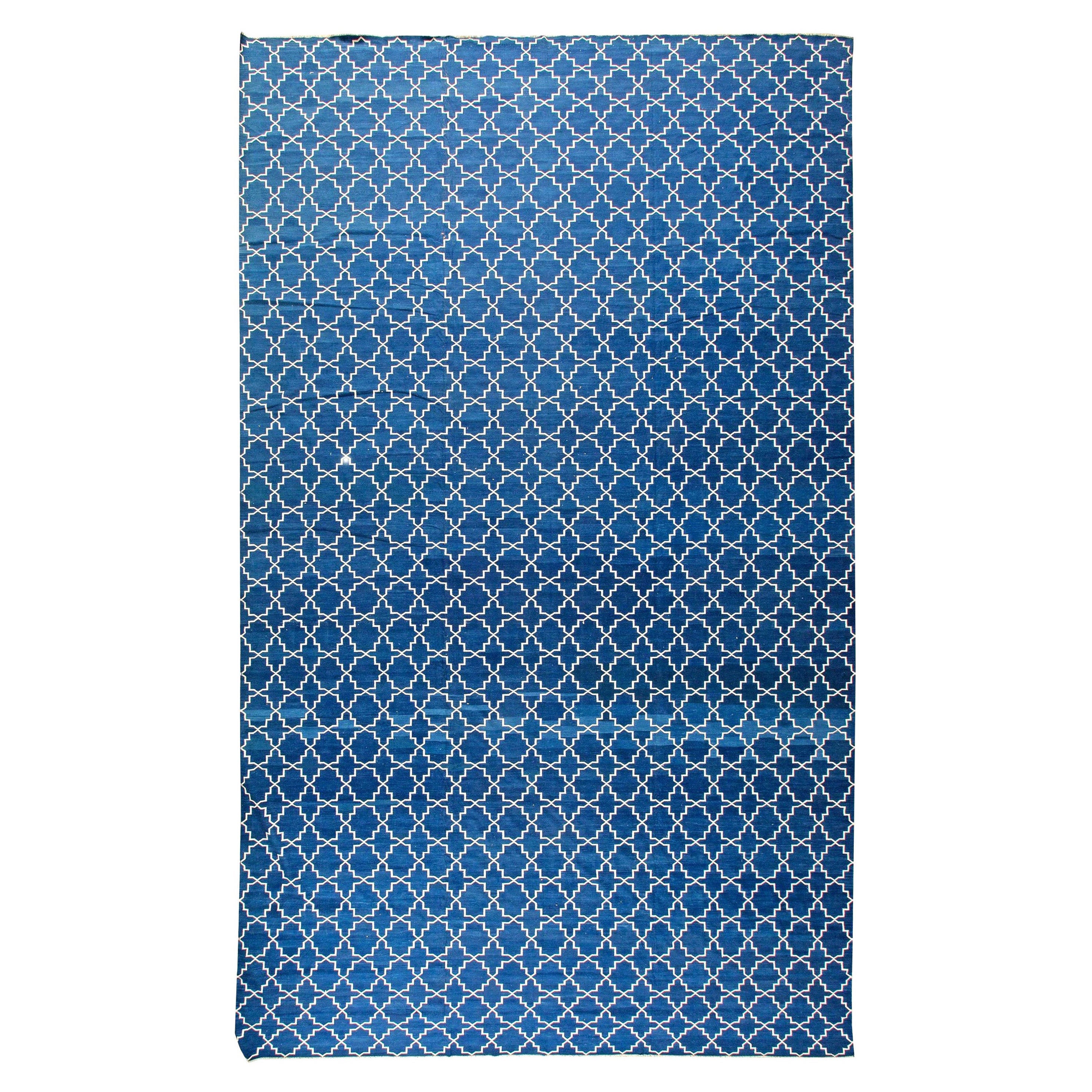 Alfombra india contemporánea Dhurrie azul y blanca hecha a mano por Doris Leslie Blau