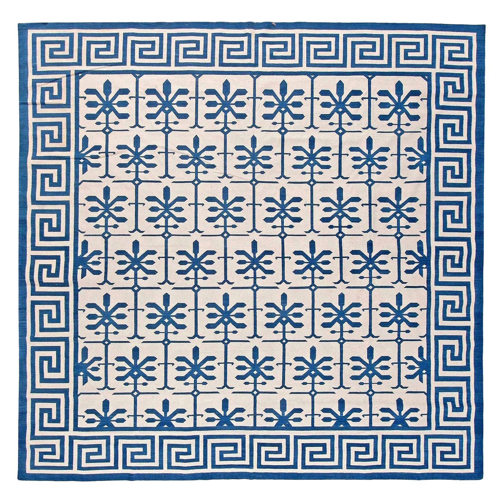 Alfombra india contemporánea Dhurrie azul y blanca hecha a mano por Doris Leslie Blau en venta