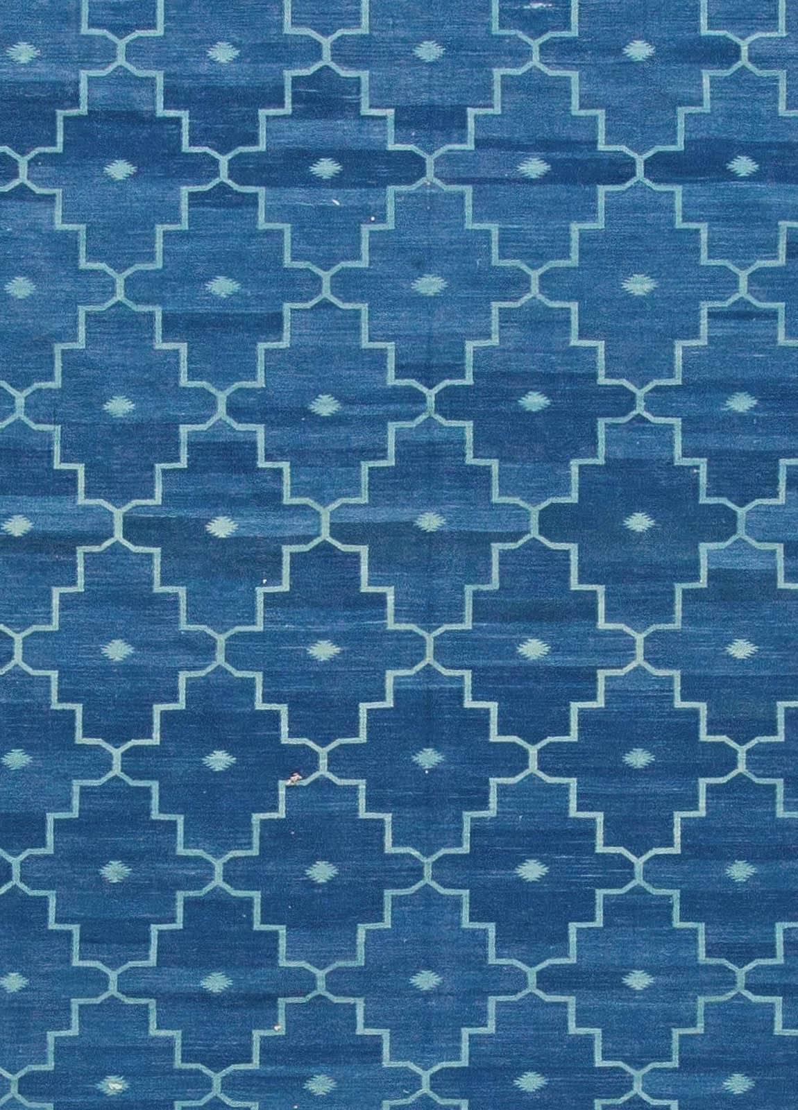 Zeitgenössischer indischer Flachgewebe-Teppich Dhurrie blau von Doris Leslie Blau.
Größe: 13'10