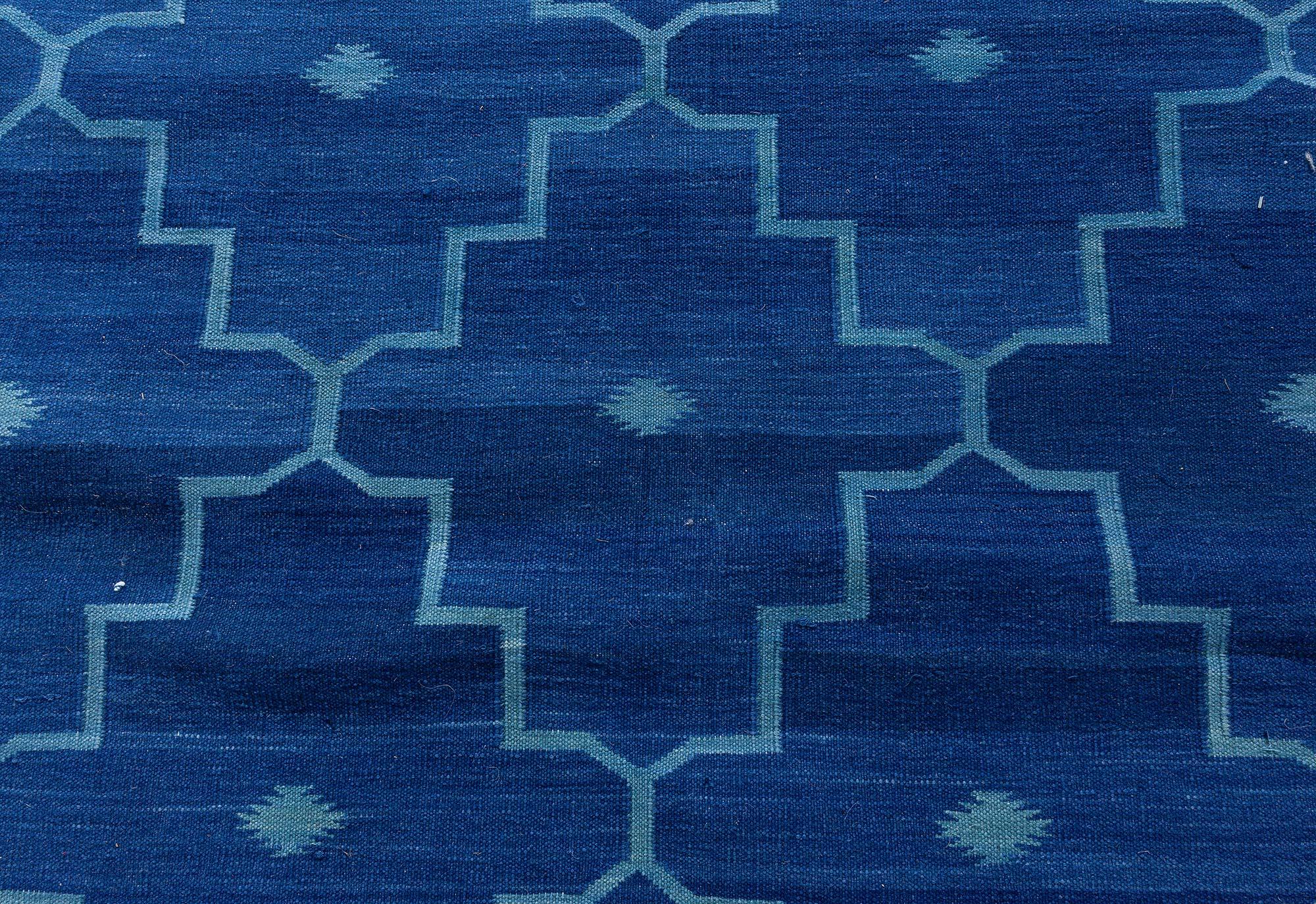 Zeitgenössischer indischer Flachgewebe-Teppich Dhurrie blau von Doris Leslie Blau.
Größe: 13'10