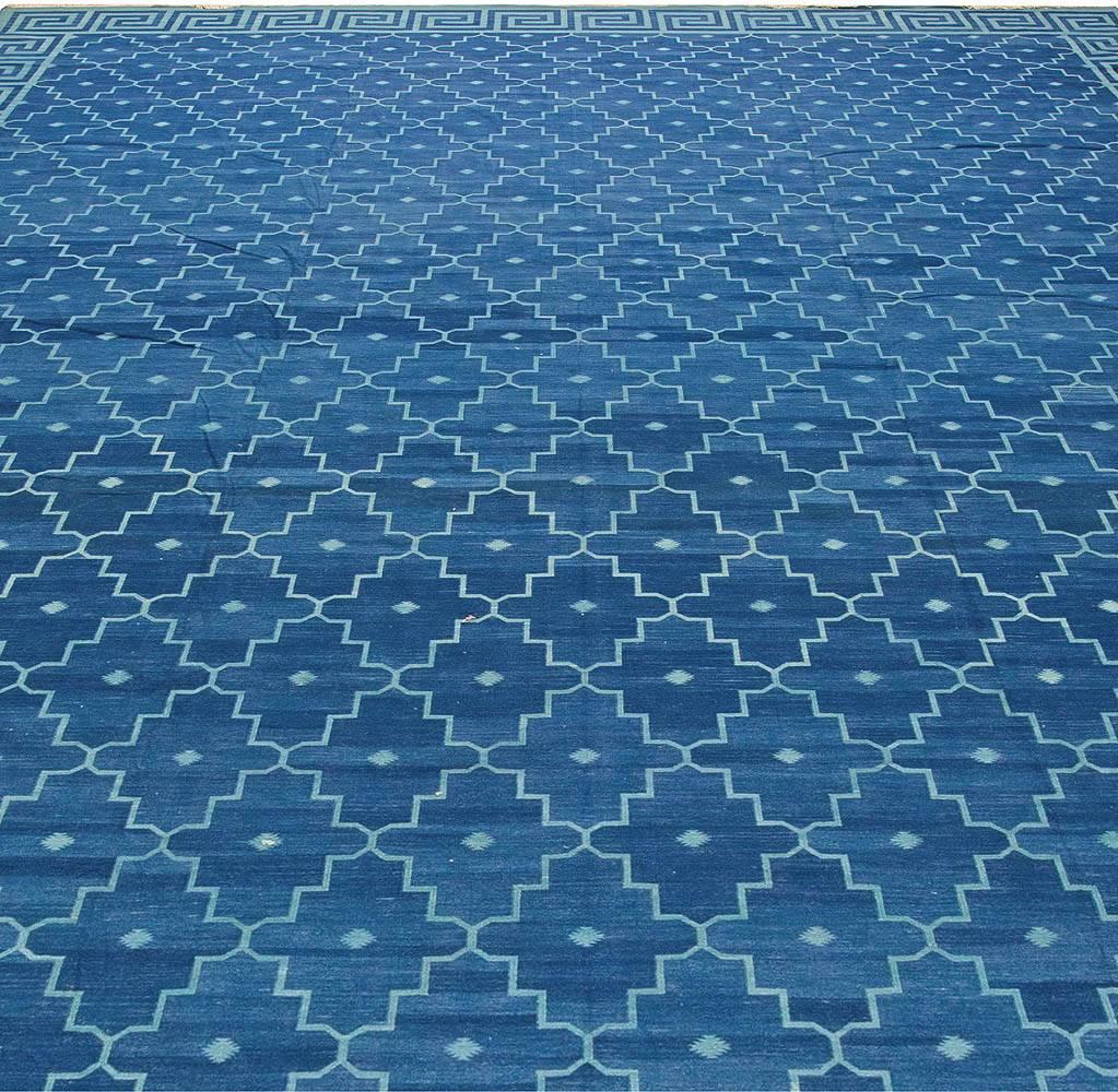 Zeitgenössischer indischer Dhurrie-Blauer Flachgewebe-Teppich von Doris Leslie Blau (Moderne) im Angebot