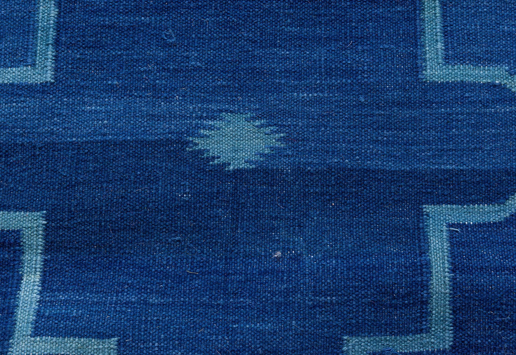 Zeitgenössischer indischer Dhurrie-Blauer Flachgewebe-Teppich von Doris Leslie Blau (Moderne) im Angebot