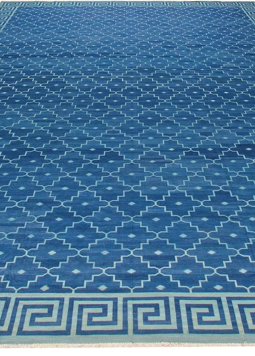 Zeitgenössischer indischer Dhurrie-Blauer Flachgewebe-Teppich von Doris Leslie Blau (Indisch) im Angebot