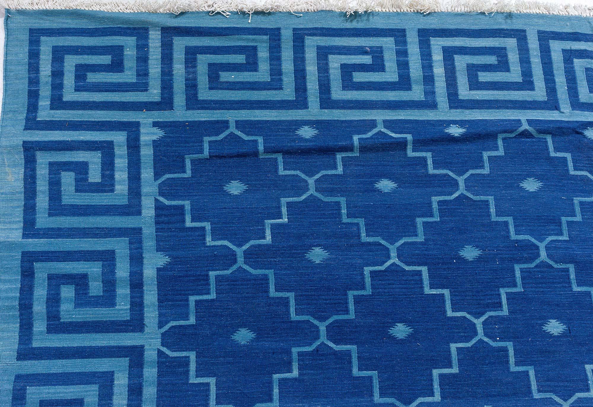 Zeitgenössischer indischer Dhurrie-Blauer Flachgewebe-Teppich von Doris Leslie Blau (Indisch) im Angebot