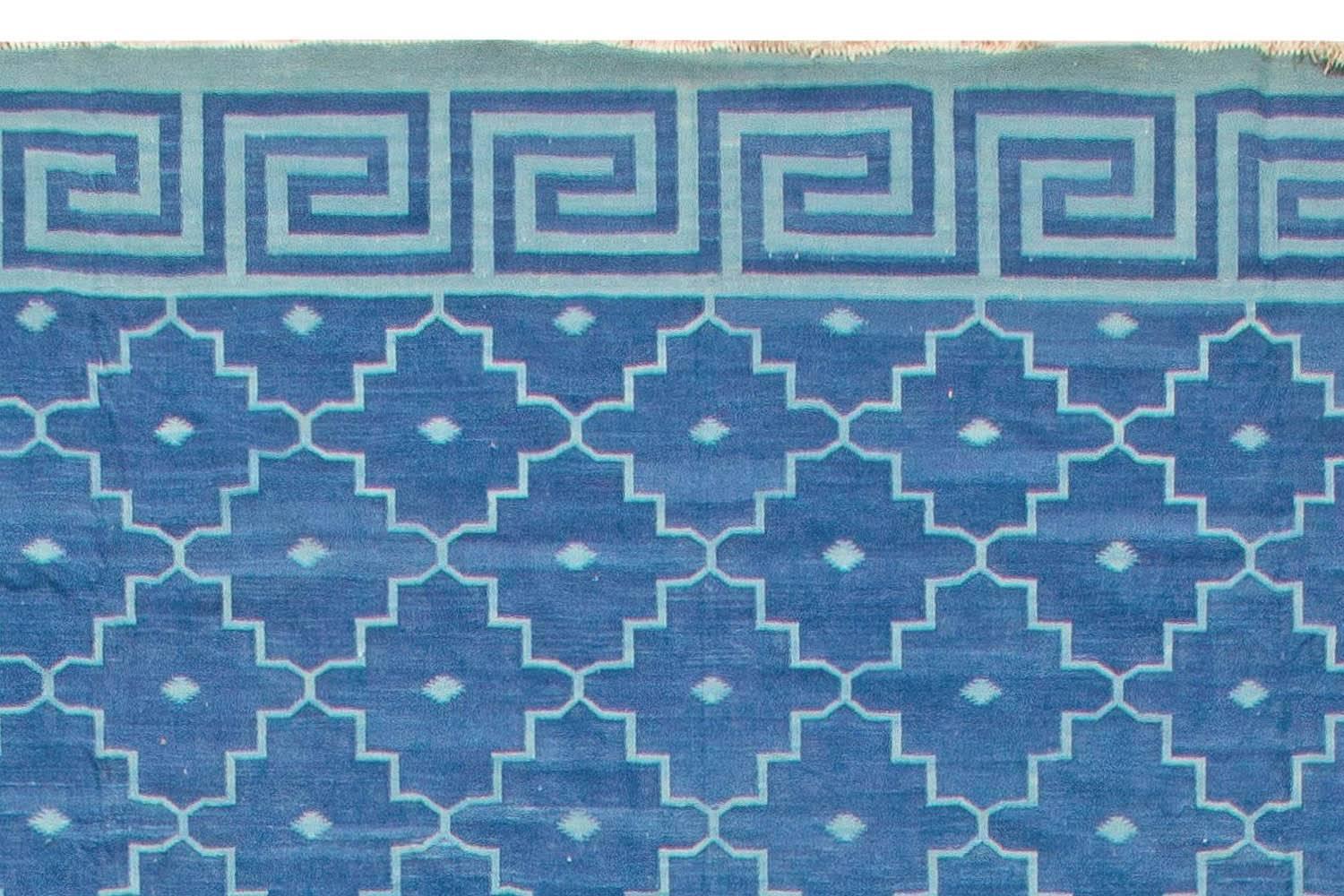 Zeitgenössischer indischer Dhurrie-Blauer Flachgewebe-Teppich von Doris Leslie Blau (Handgewebt) im Angebot