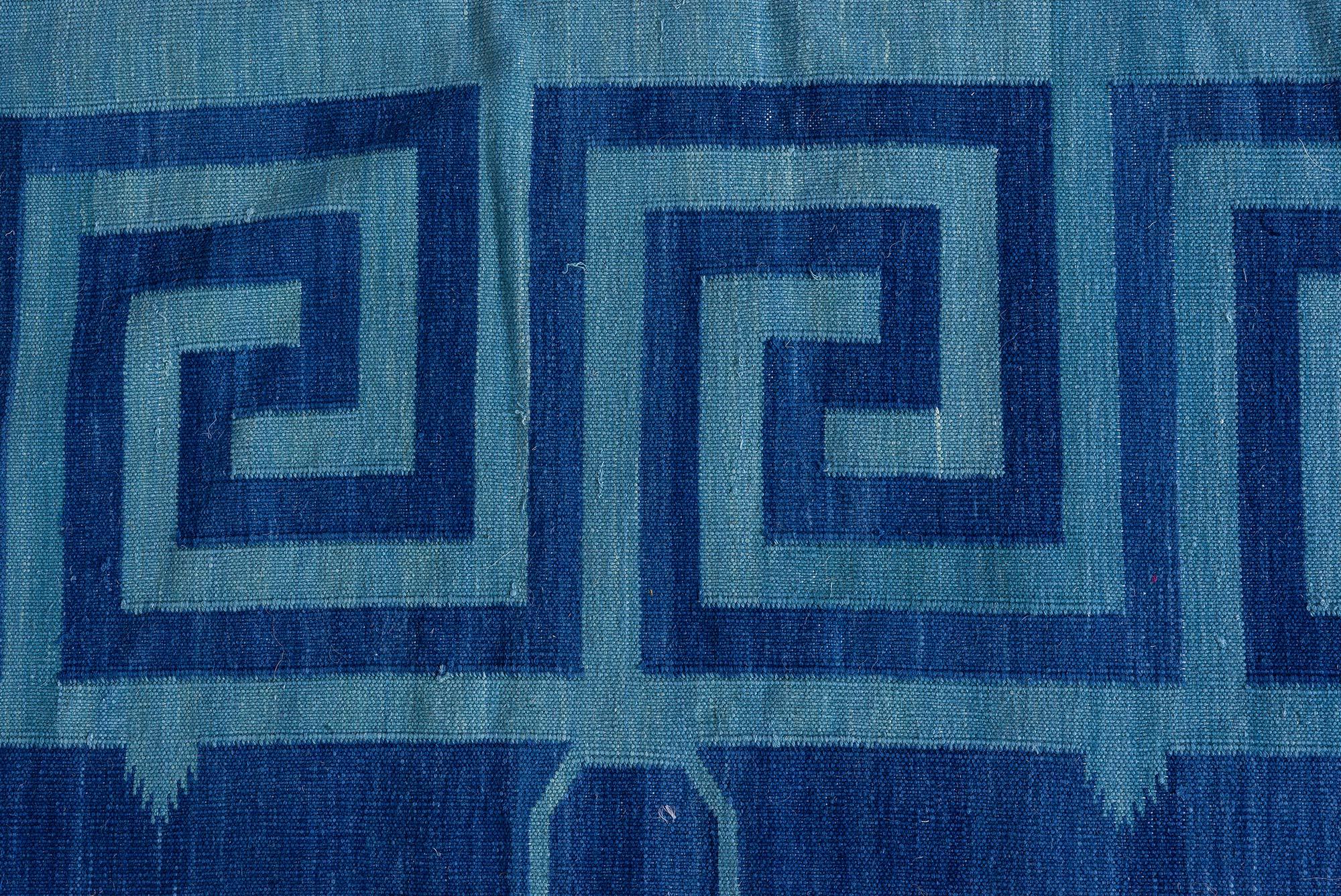 Zeitgenössischer indischer Dhurrie-Blauer Flachgewebe-Teppich von Doris Leslie Blau (Handgewebt) im Angebot