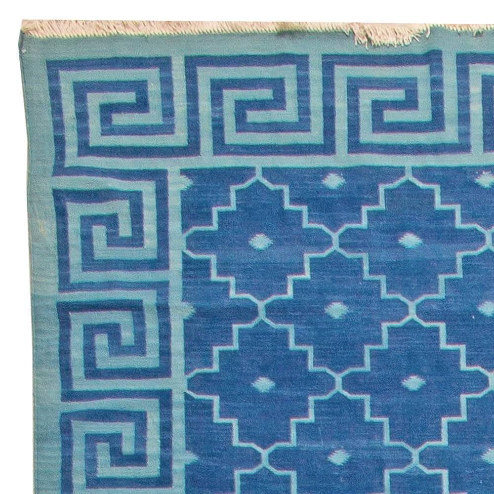 Zeitgenössischer indischer Dhurrie-Blauer Flachgewebe-Teppich von Doris Leslie Blau (21. Jahrhundert und zeitgenössisch) im Angebot