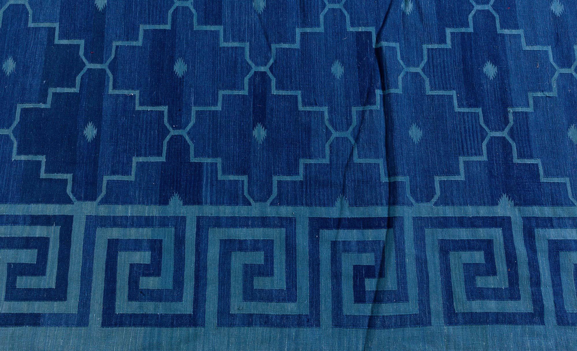 Zeitgenössischer indischer Dhurrie-Blauer Flachgewebe-Teppich von Doris Leslie Blau (21. Jahrhundert und zeitgenössisch) im Angebot