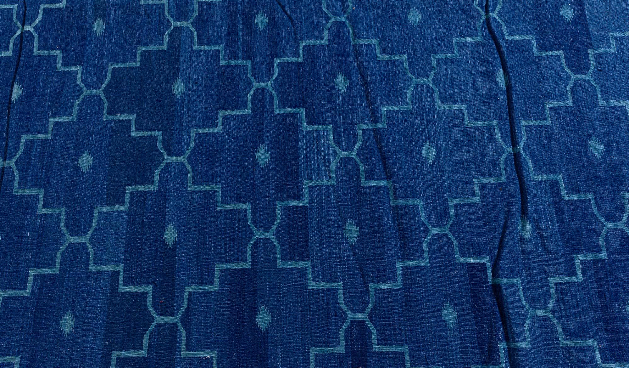 Zeitgenössischer indischer Dhurrie-Blauer Flachgewebe-Teppich von Doris Leslie Blau (Baumwolle) im Angebot