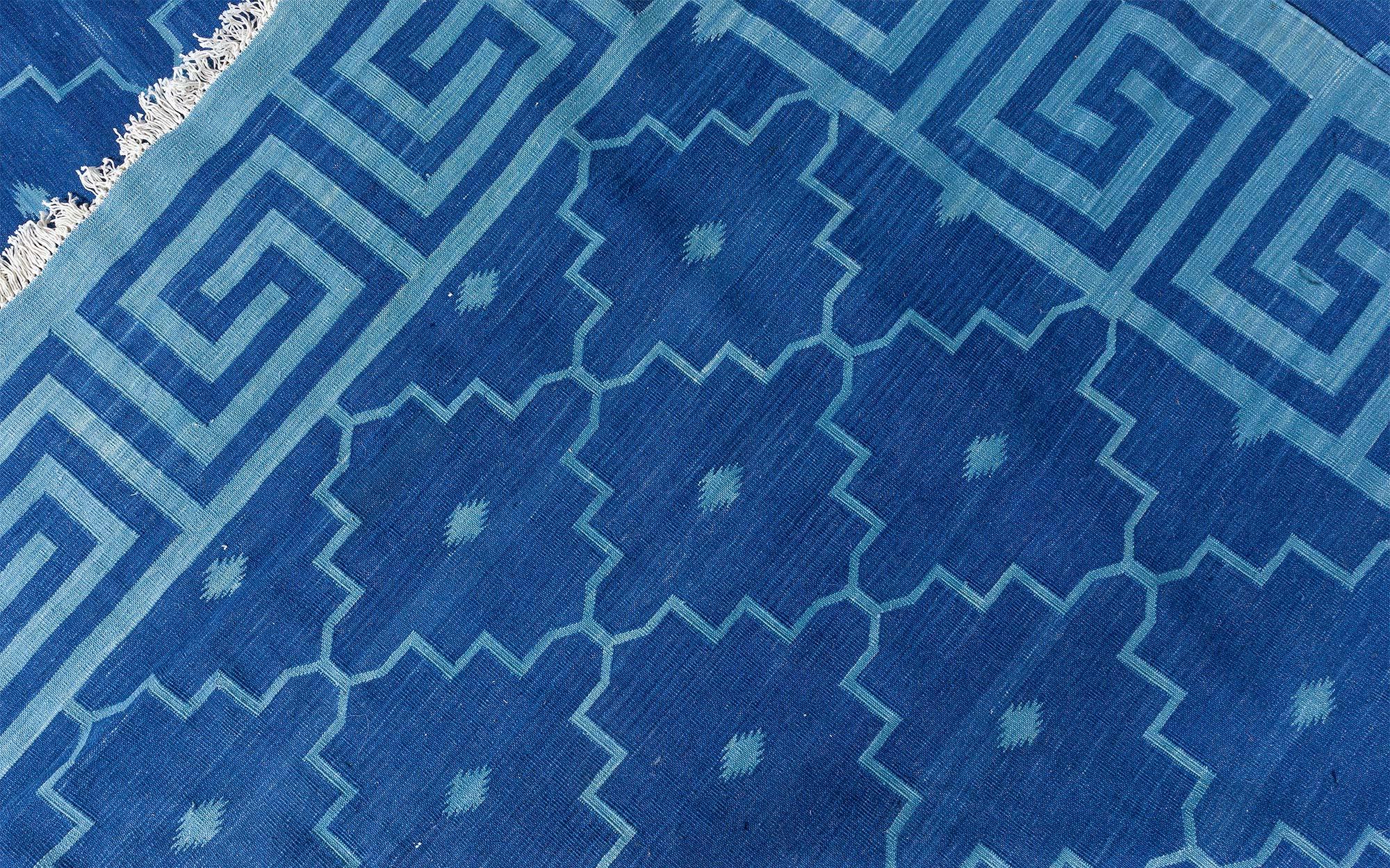 Zeitgenössischer indischer Dhurrie-Blauer Flachgewebe-Teppich von Doris Leslie Blau im Angebot 1