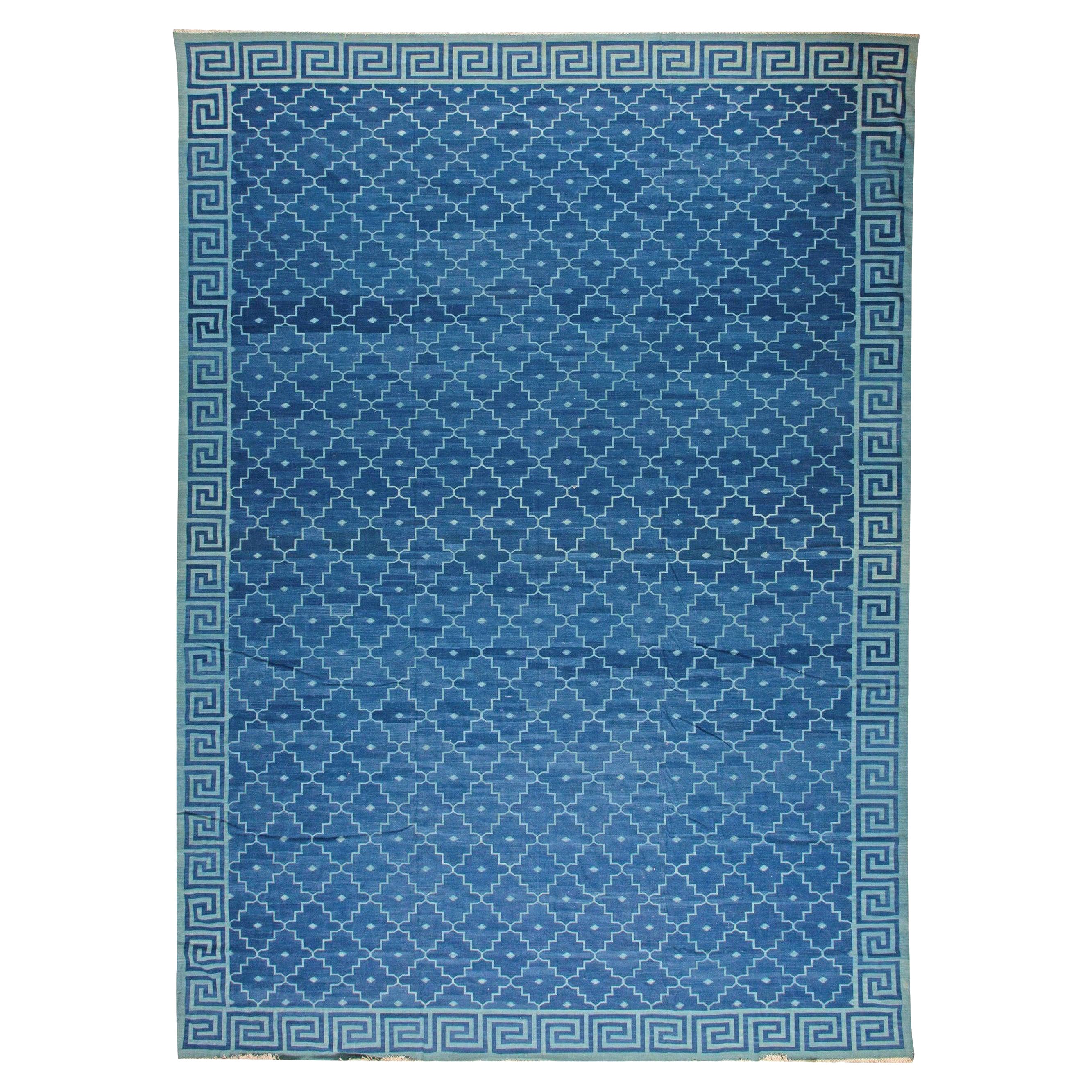 Zeitgenössischer indischer Dhurrie-Blauer Flachgewebe-Teppich von Doris Leslie Blau