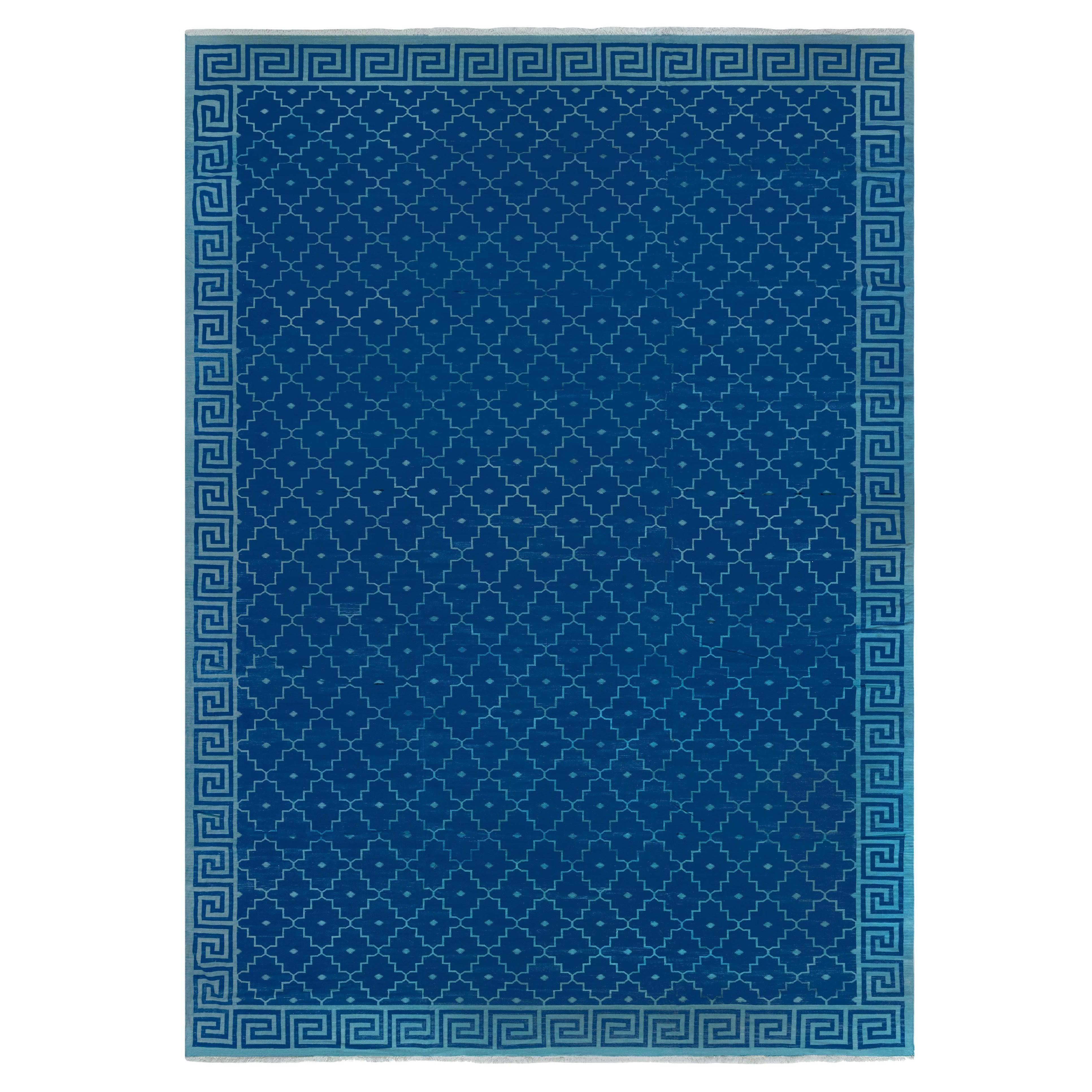 Zeitgenössischer indischer Dhurrie-Blauer Flachgewebe-Teppich von Doris Leslie Blau