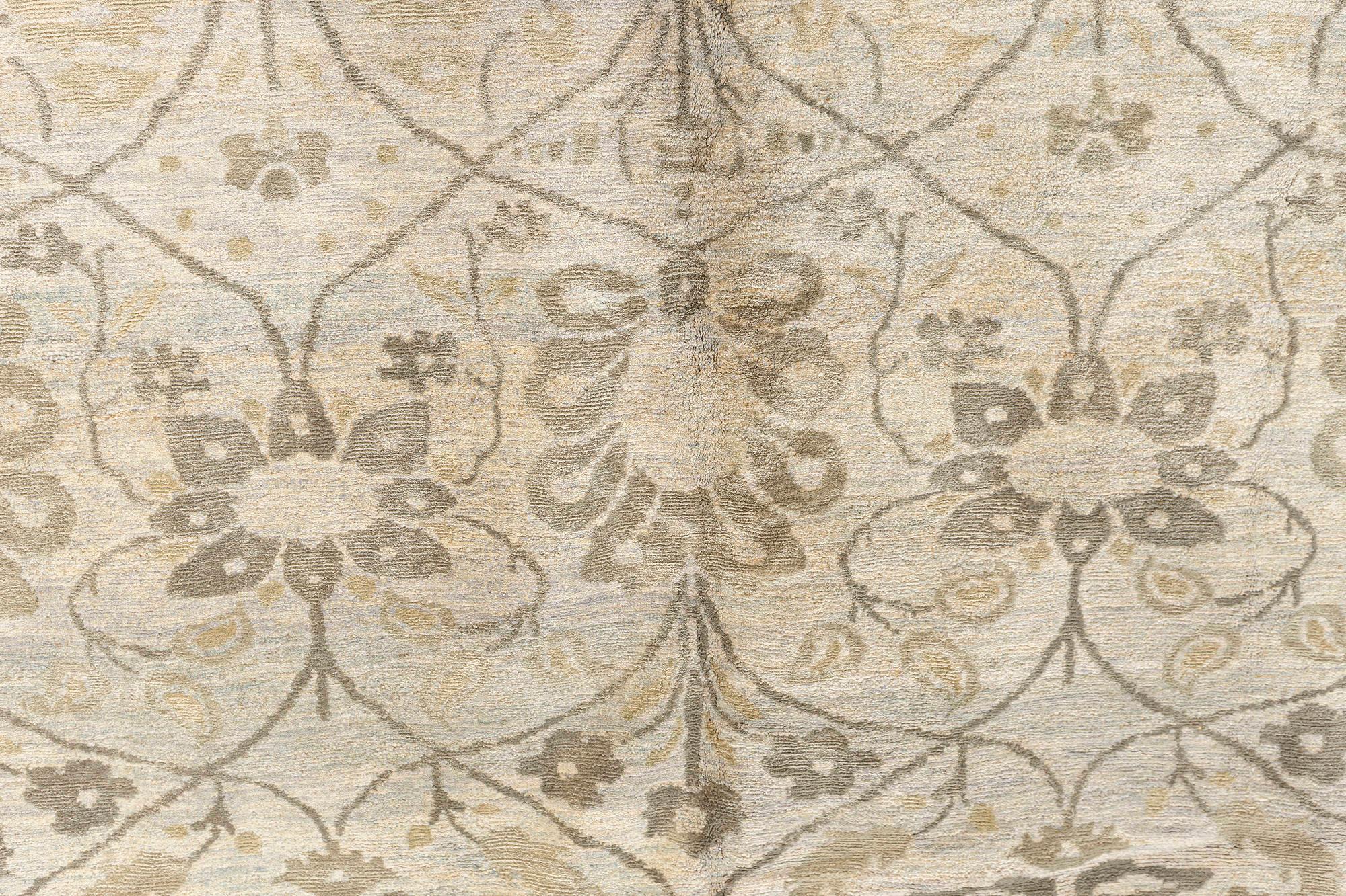 Zeitgenössischer, indisch inspirierter, botanischer, handgefertigter Teppich von Doris Leslie Blau.
Größe: 304 × 426 cm (10,0