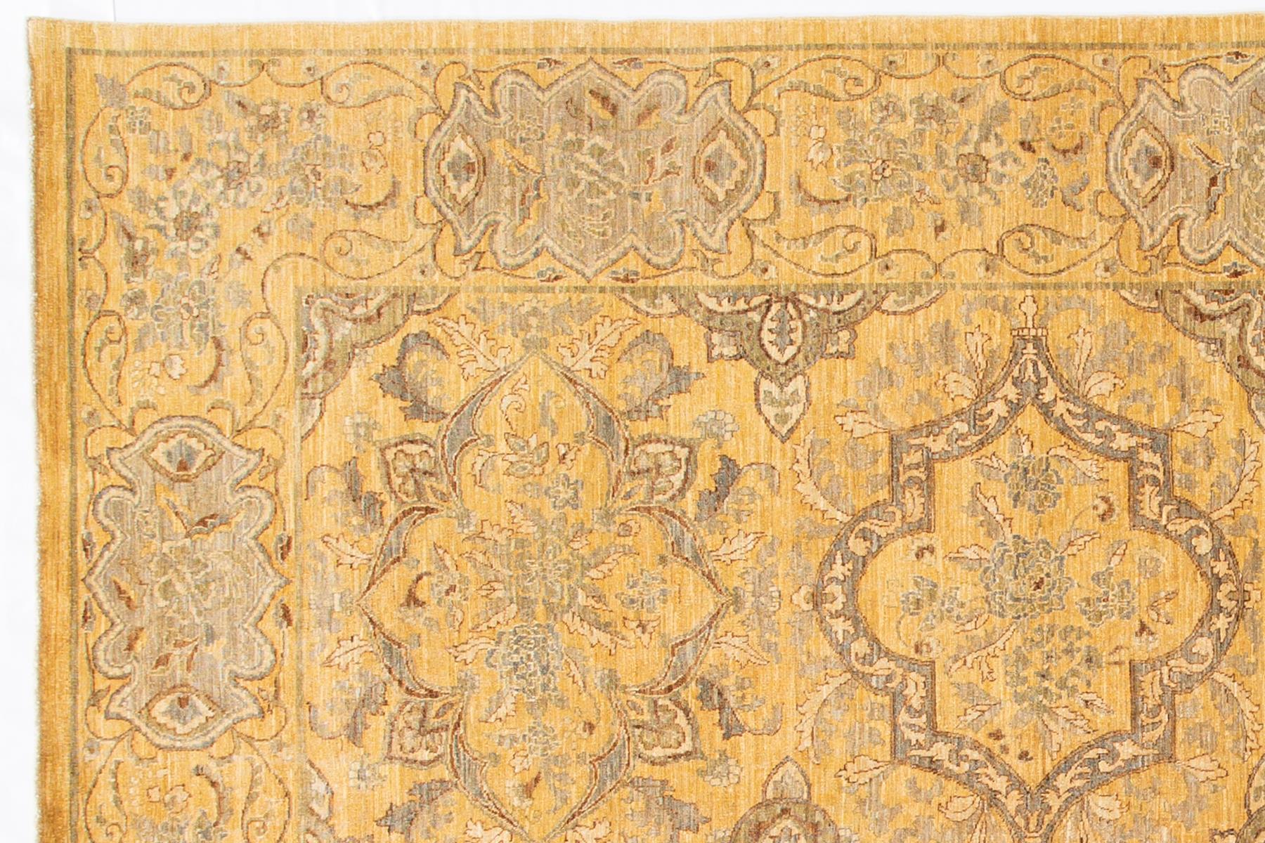 Ein moderner indischer Teppich mit gelbem, floralem Muster. Dieses Stück hat feine Details, tolle Farben und ein schönes Design. Es wäre die perfekte Ergänzung für Ihr Zuhause. Dieser Teppich misst 9'1