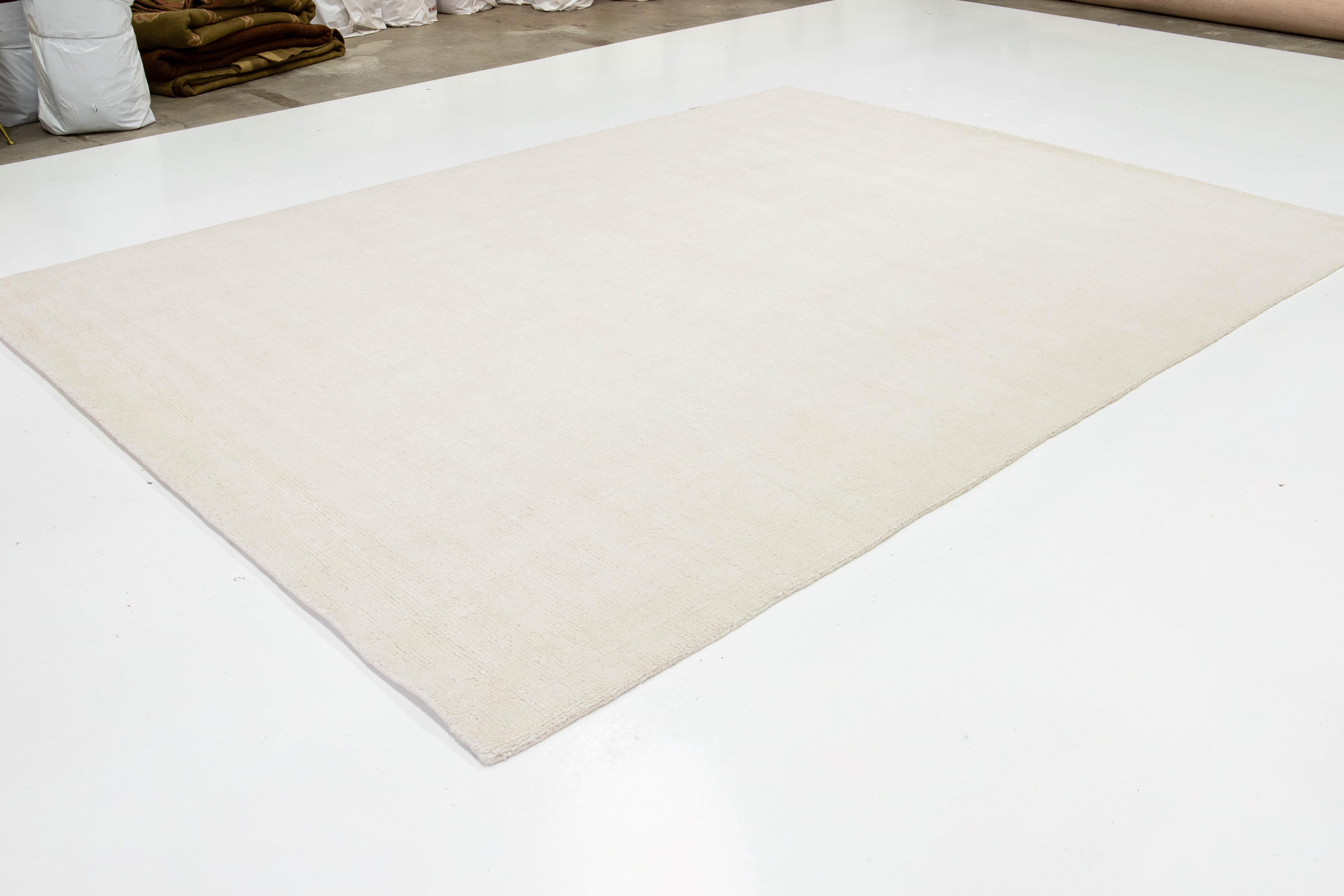 Alfombra contemporánea de lana con textura india hecha a mano en un sólido color marfil Moderno en venta