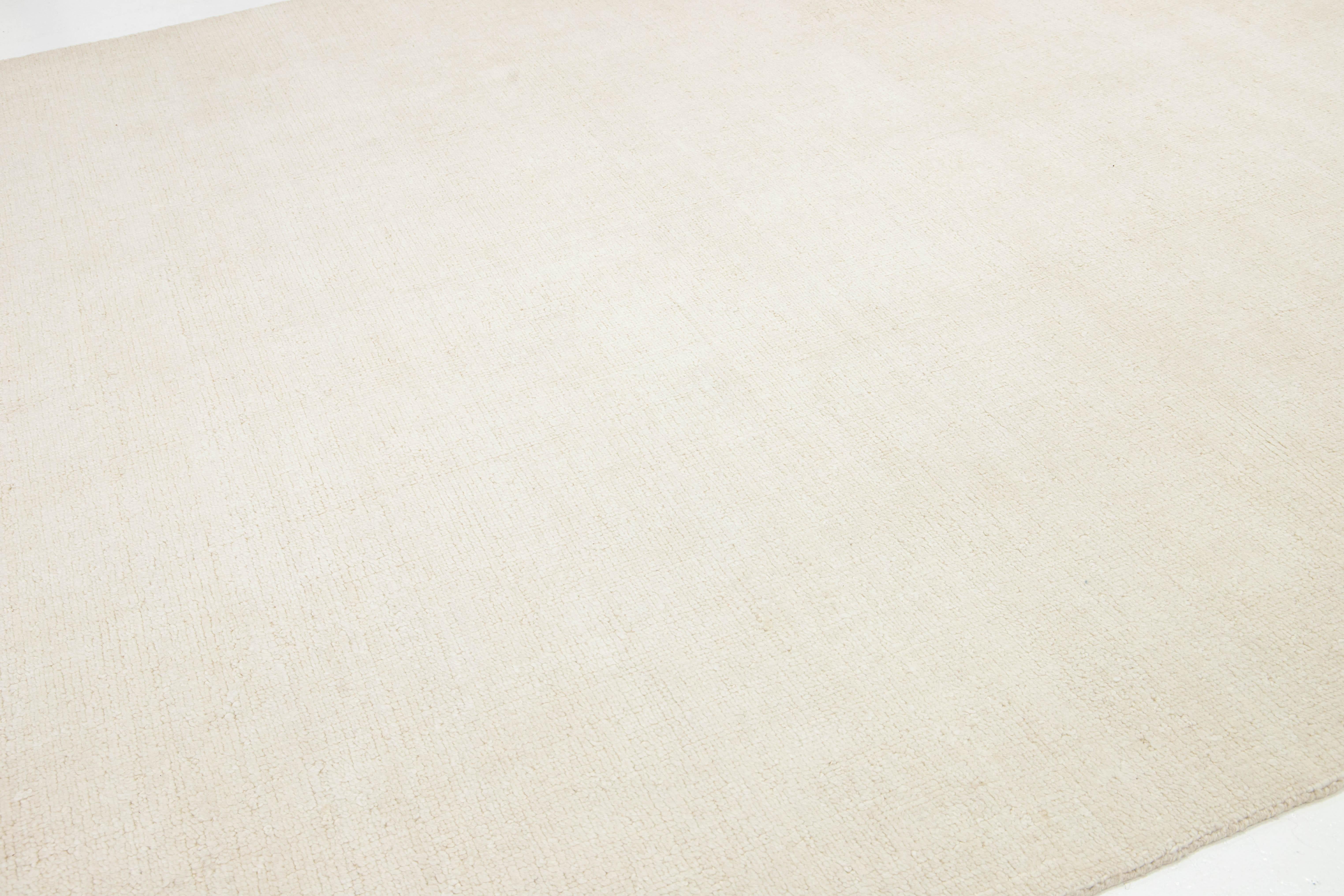 Alfombra contemporánea de lana con textura india hecha a mano en un sólido color marfil Anudado a mano en venta