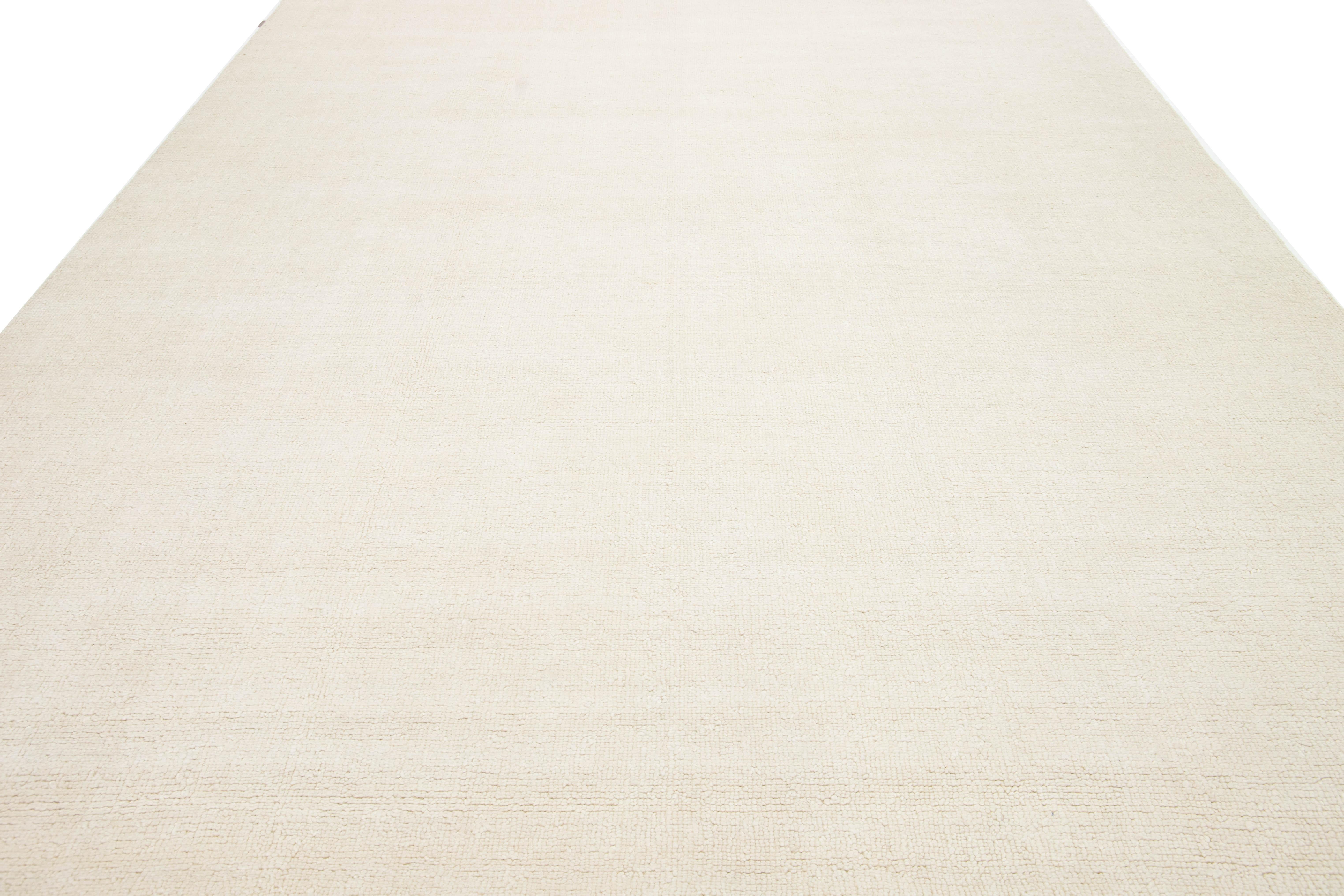 Alfombra contemporánea de lana con textura india hecha a mano en un sólido color marfil Siglo XXI y contemporáneo en venta