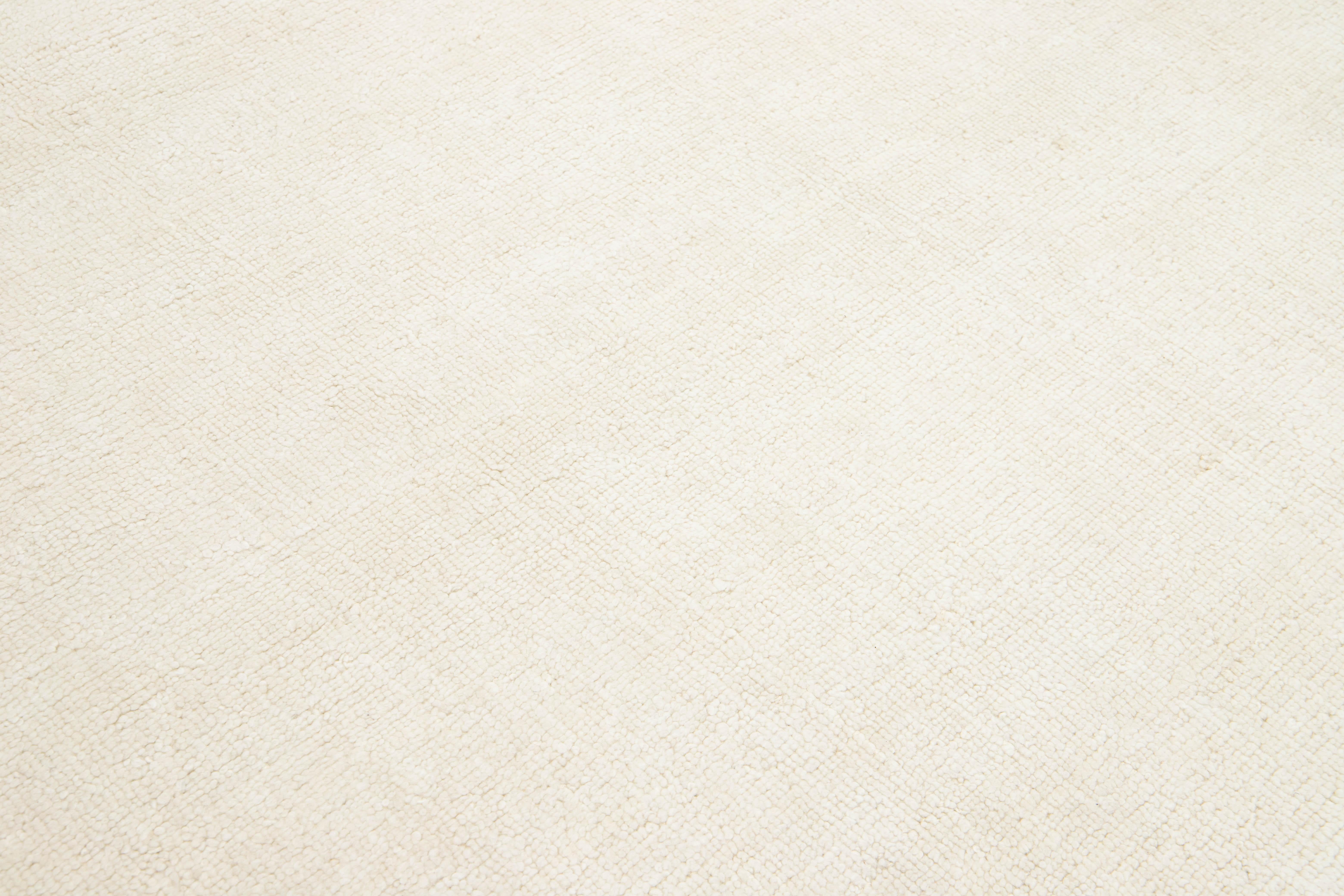 Alfombra contemporánea de lana con textura india hecha a mano en un sólido color marfil Lana en venta