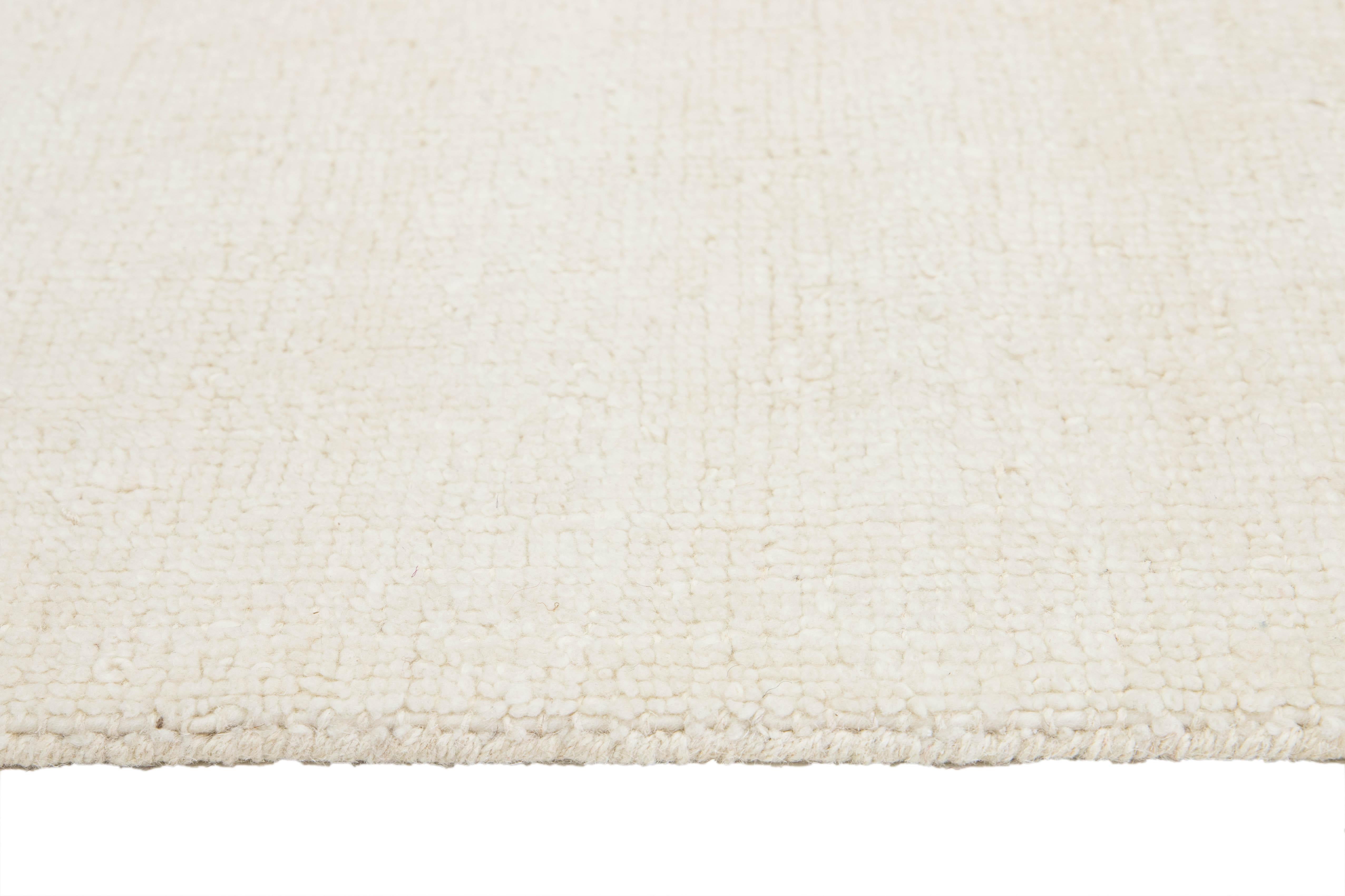 Alfombra contemporánea de lana con textura india hecha a mano en un sólido color marfil en venta 1