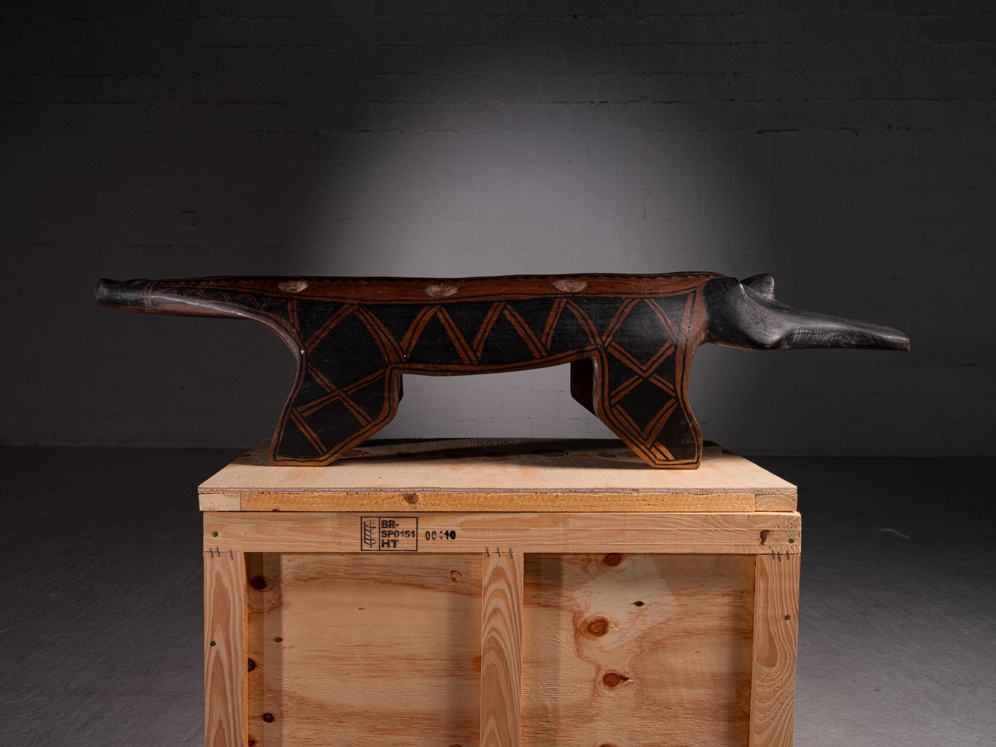 Artisanat Art indigène contemporain. Turuza Wauja. Banc sculptural Kamalu Hai, 2021 en vente