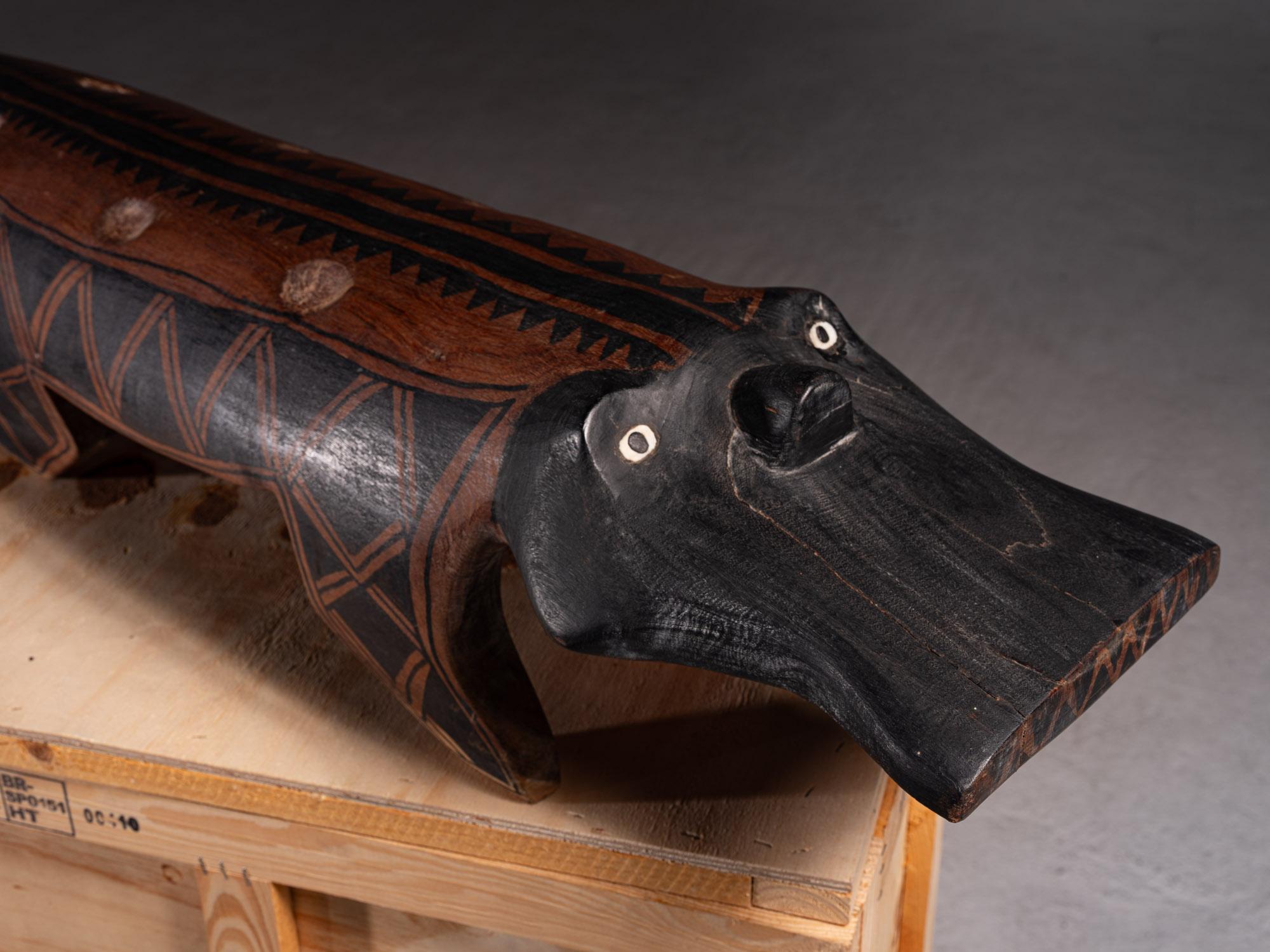 Fait main Art indigène contemporain. Turuza Wauja. Banc sculptural Kamalu Hai, 2021 en vente
