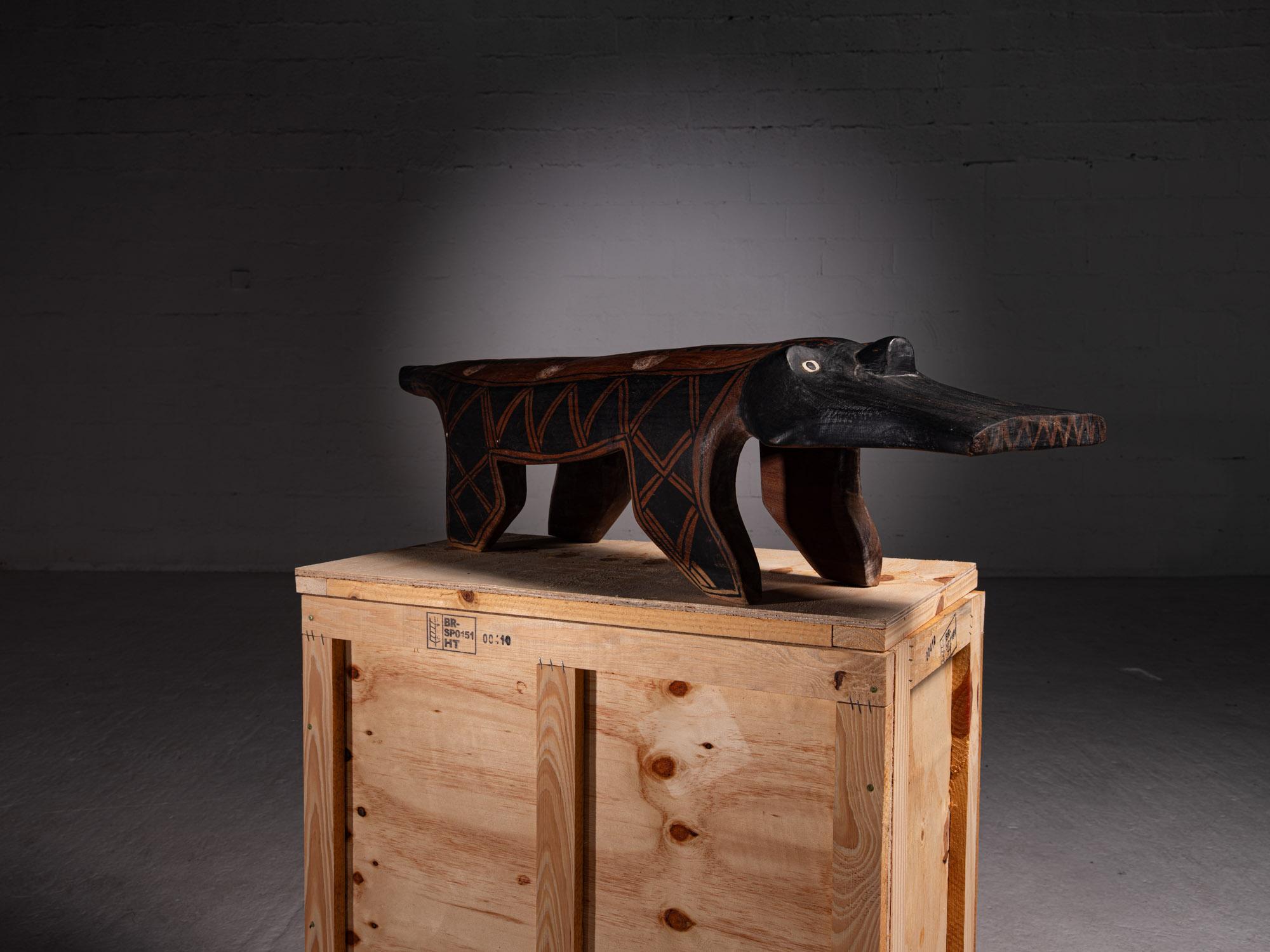 Bois de feuillus Art indigène contemporain. Turuza Wauja. Banc sculptural Kamalu Hai, 2021 en vente