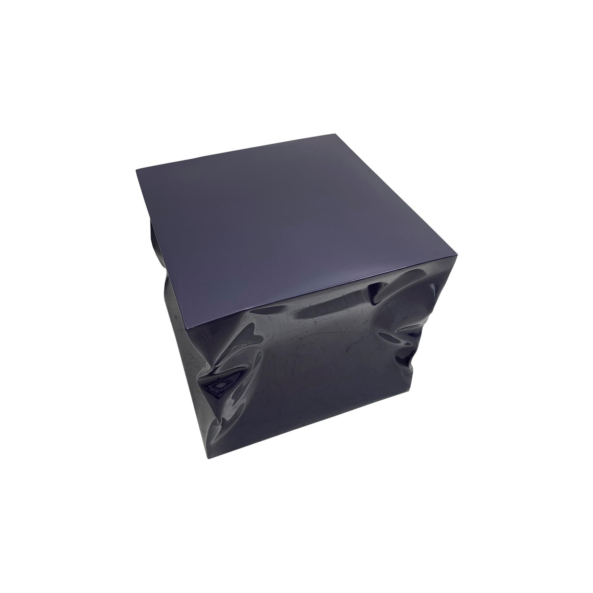 Hecha a mano por un hábil artesano del metal y acabada con un revestimiento índigo lacado al horno, esta pieza tiene una doble función como taburete y como mesa auxiliar. Su robusta construcción garantiza la durabilidad, mientras que su elegante