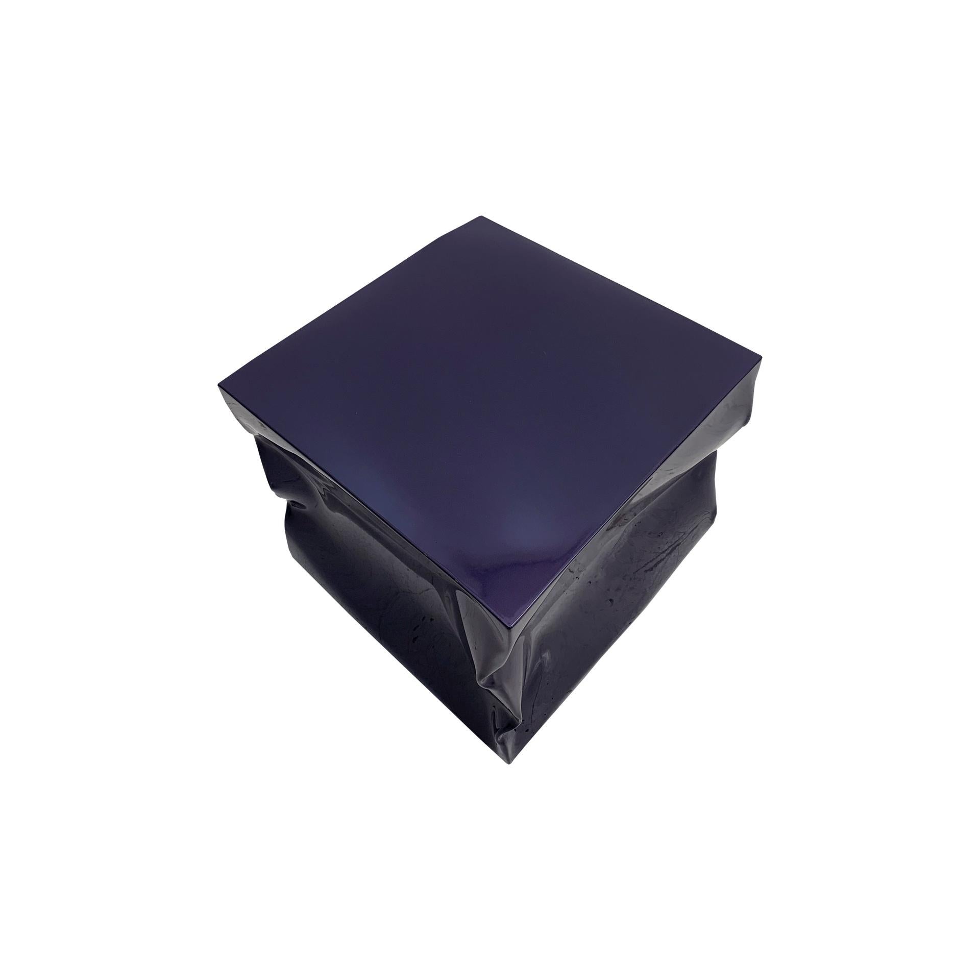 Mesa auxiliar contemporánea de metal lacado azul índigo Español en venta
