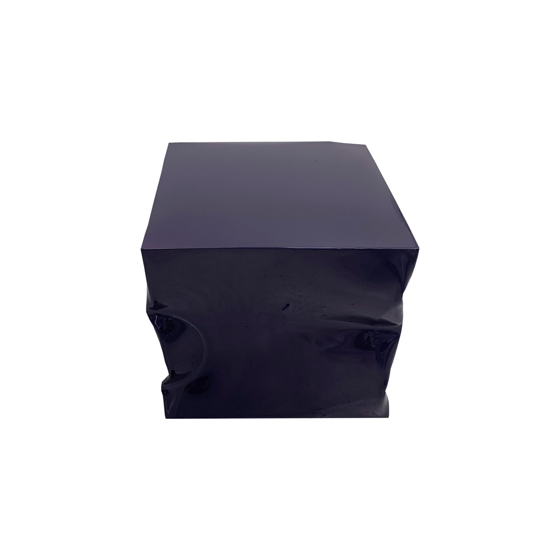 Mesa auxiliar contemporánea de metal lacado azul índigo Lacado en venta