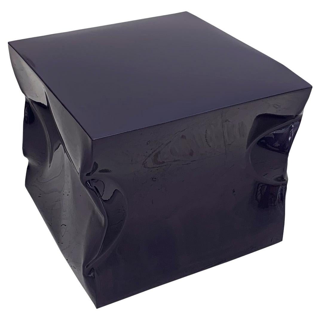 Mesa auxiliar contemporánea de metal lacado azul índigo