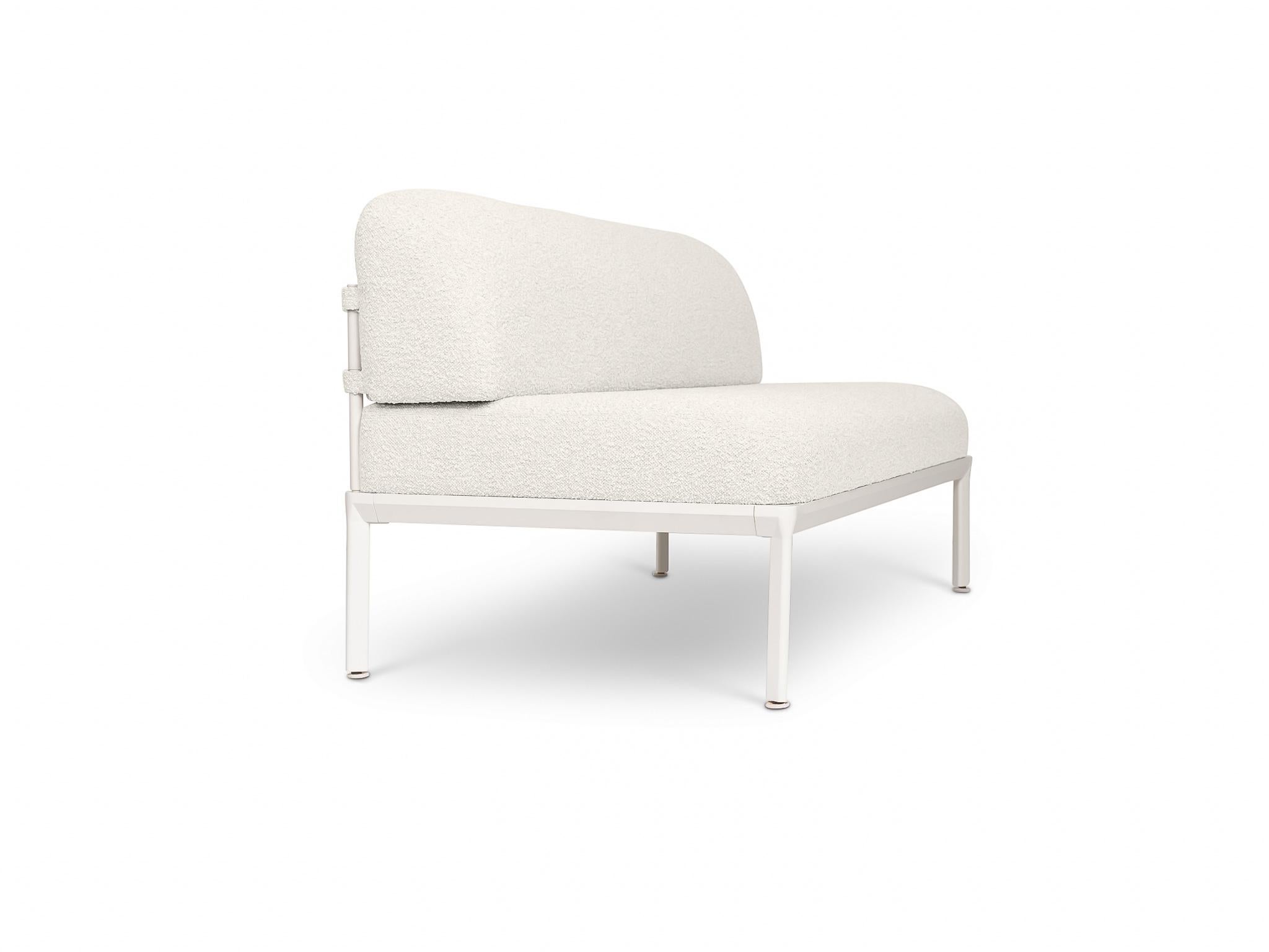 Questo set di divani modulari contemporanei per interni ridefinisce la versatilità e lo stile, offrendo una miscela perfetta di design moderno e pratica funzionalità. Realizzato in alluminio fuso verniciato a polvere, il set comprende due sedie