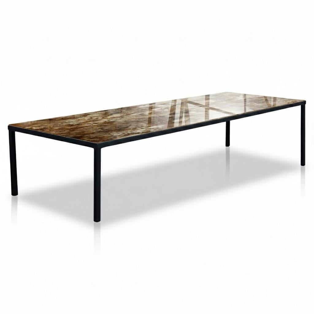 Zeitgenössischer Esstisch für drinnen und draußen mit schlankem Metallgestell und Kunstgranit (Moderne) im Angebot